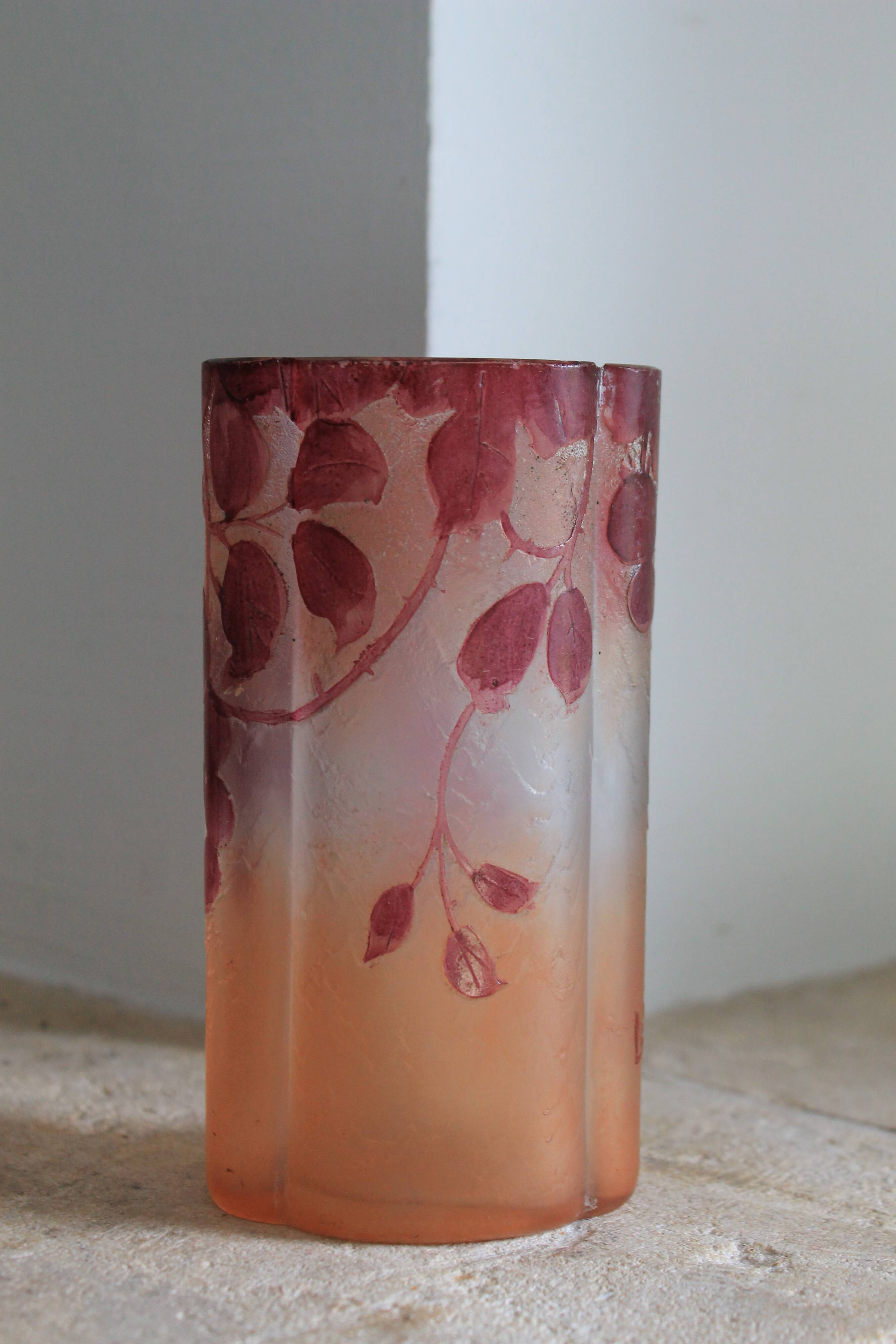 Legras quadrilobed vase from the "ruby" series in glass (1900 - 1910)