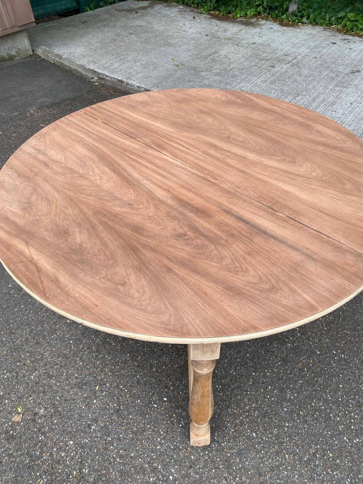 Renovated round extendable farmhouse dining table made of solid wood, 115cm.