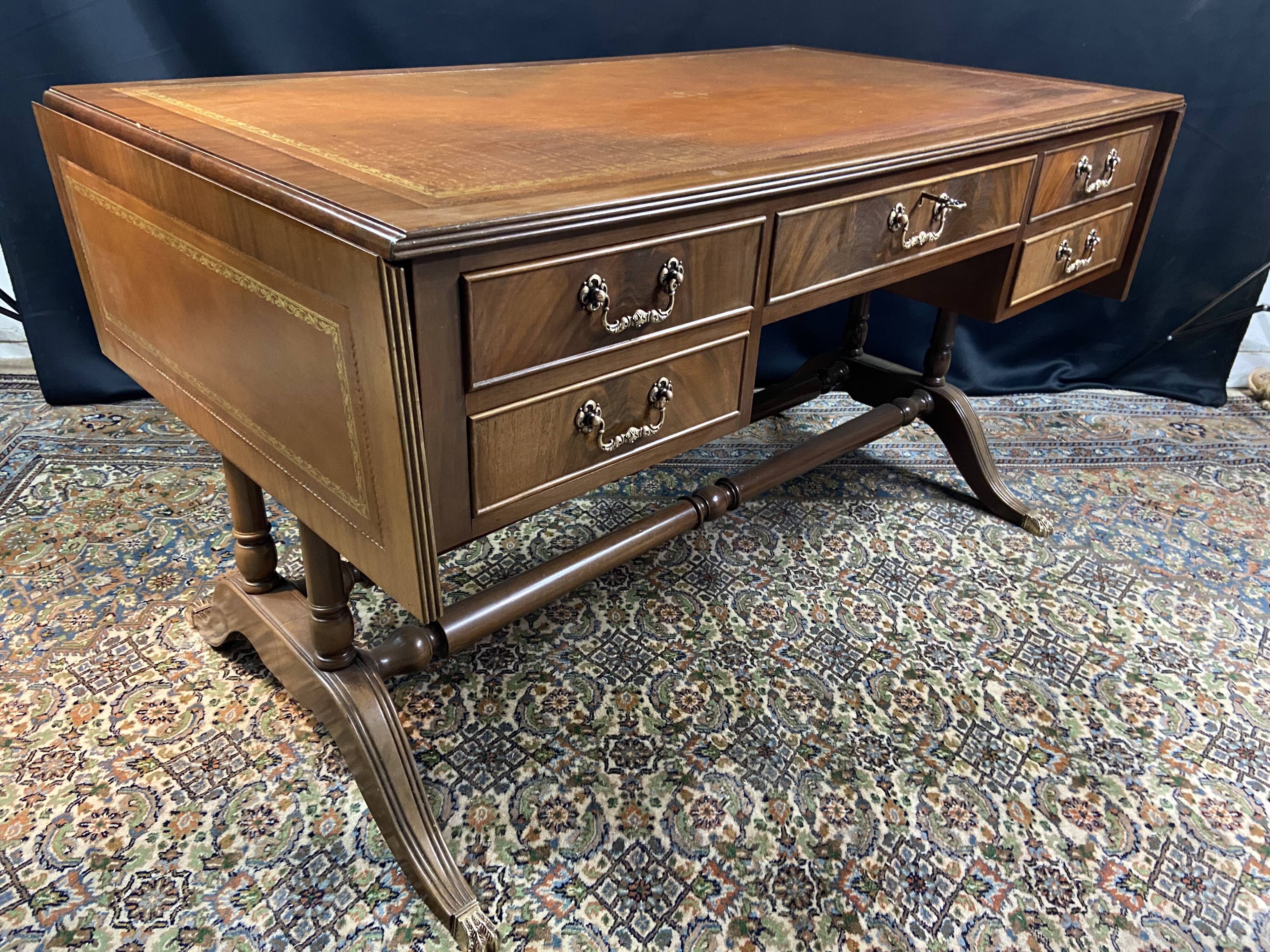 Grand bureau anglais en acajou de style Regency