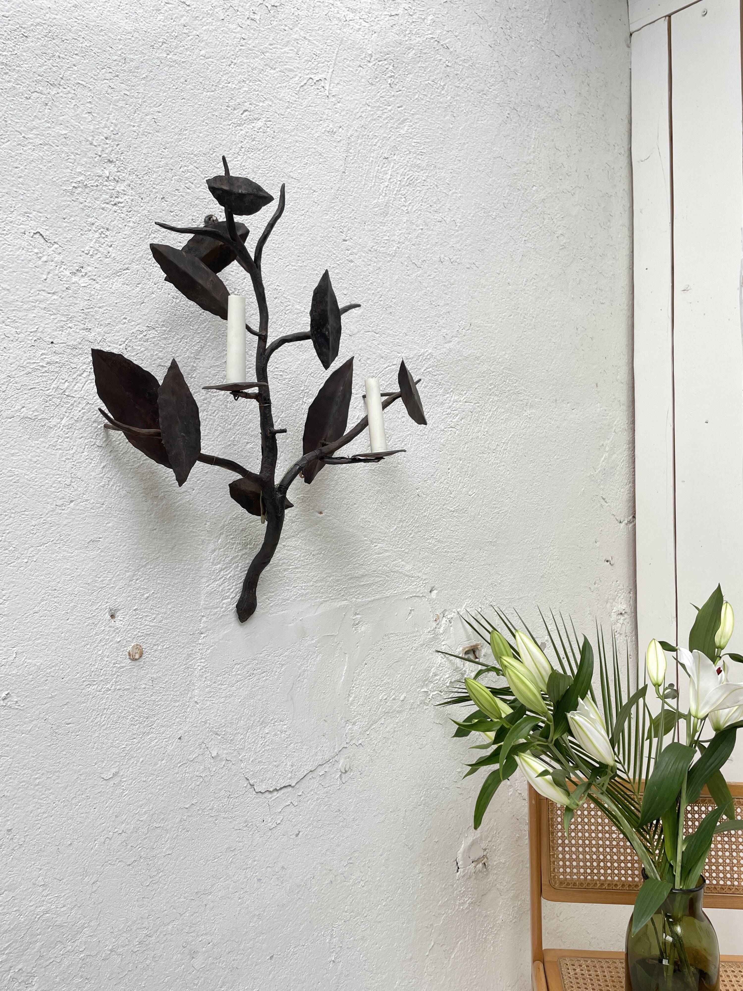 Wall lamp in wrought iron.