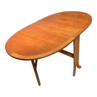 Foldable teak table