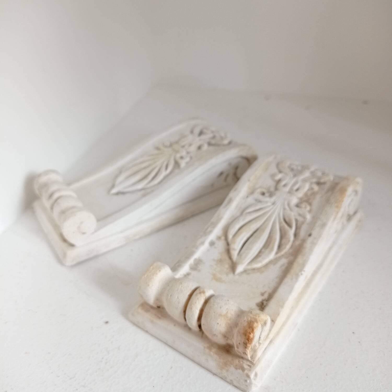 Set of 2 decorative plaster ornaments