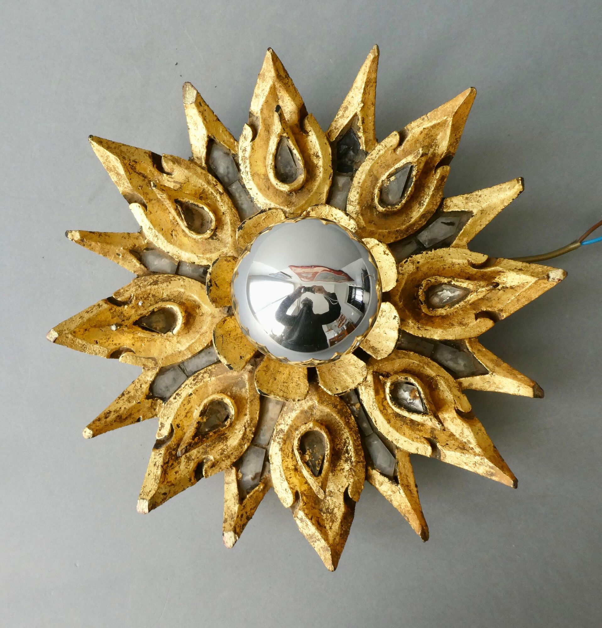 Applique forme fleur, en bois sculpté doré et verre, années 70