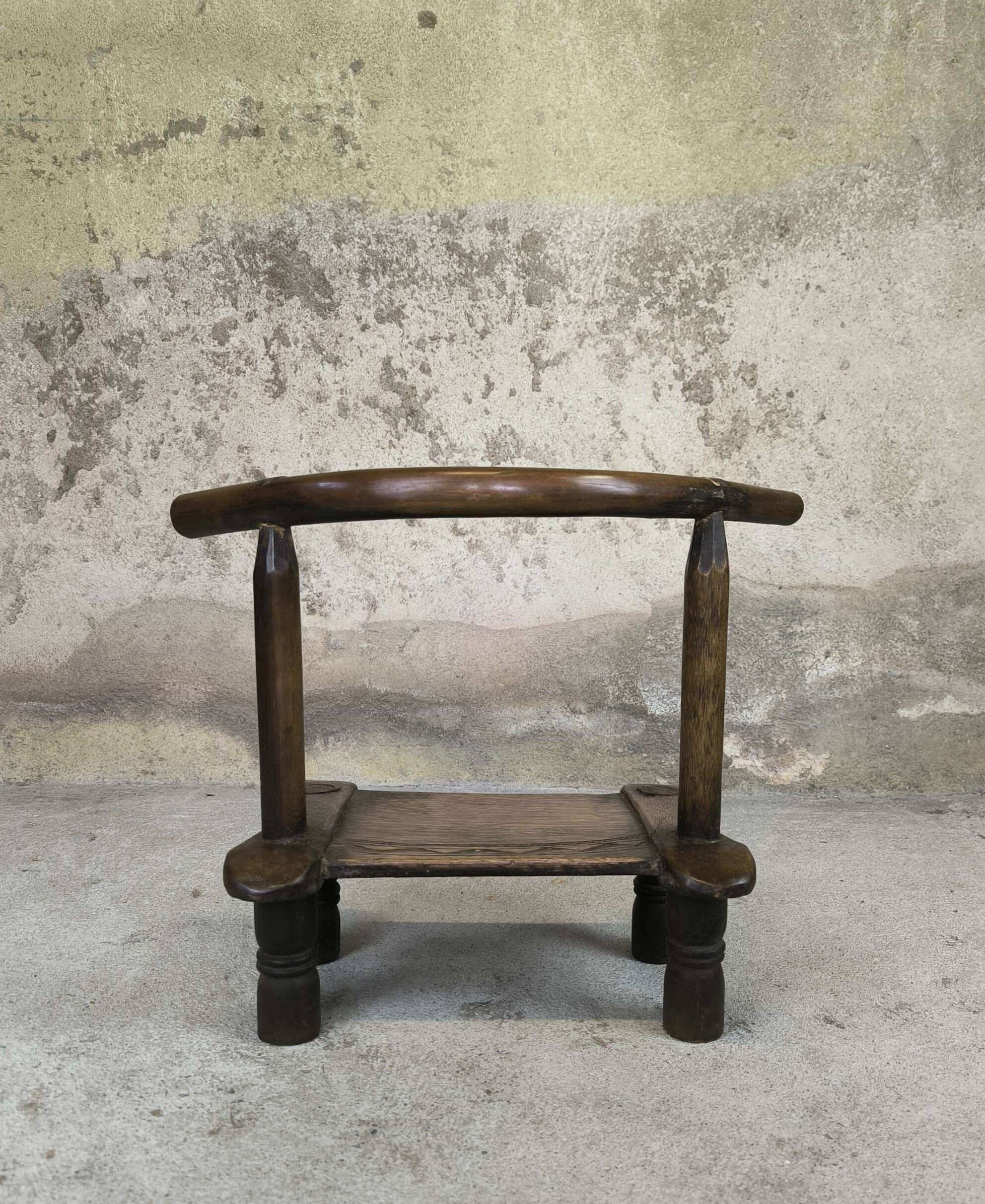 Petite chaise baoulé en bois