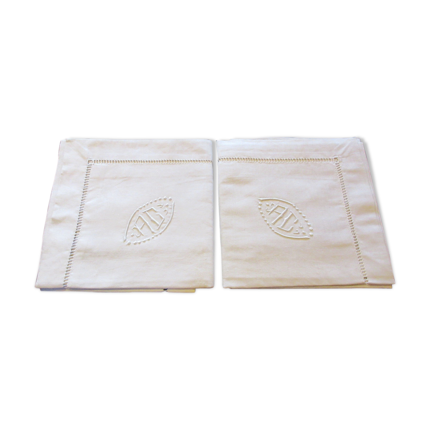 Former pair of new métis AC pillowcases