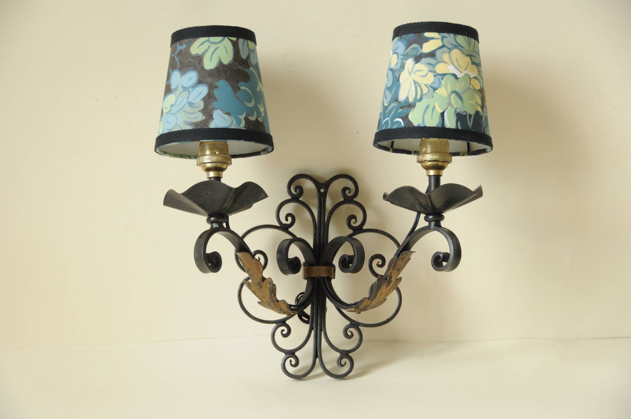 Antique black and gold metal wall lamp - 18th century style foliage lampshade