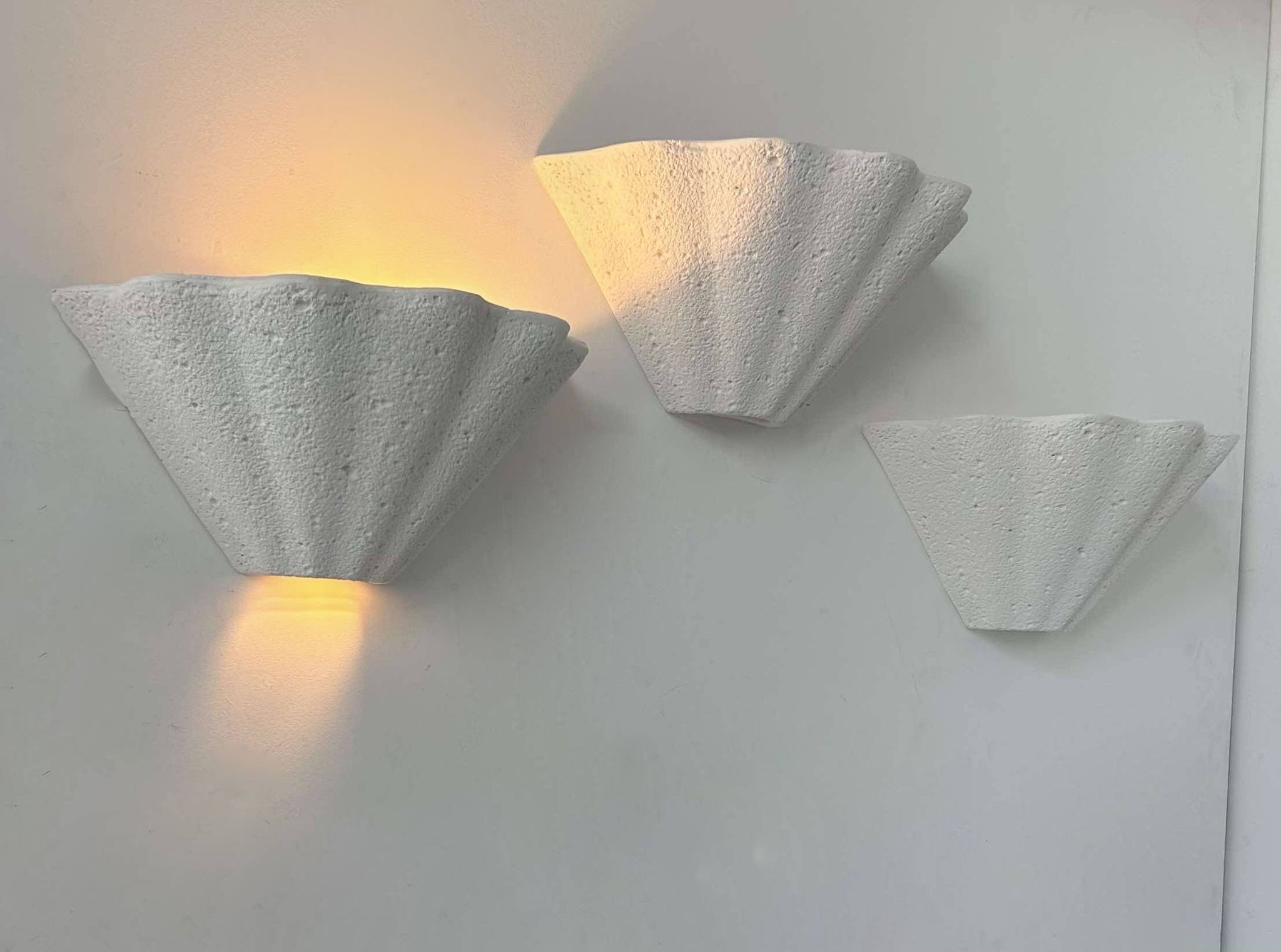 Set of 3 vintage shell wall lights, matte white stone-effect plaster, France 1970
