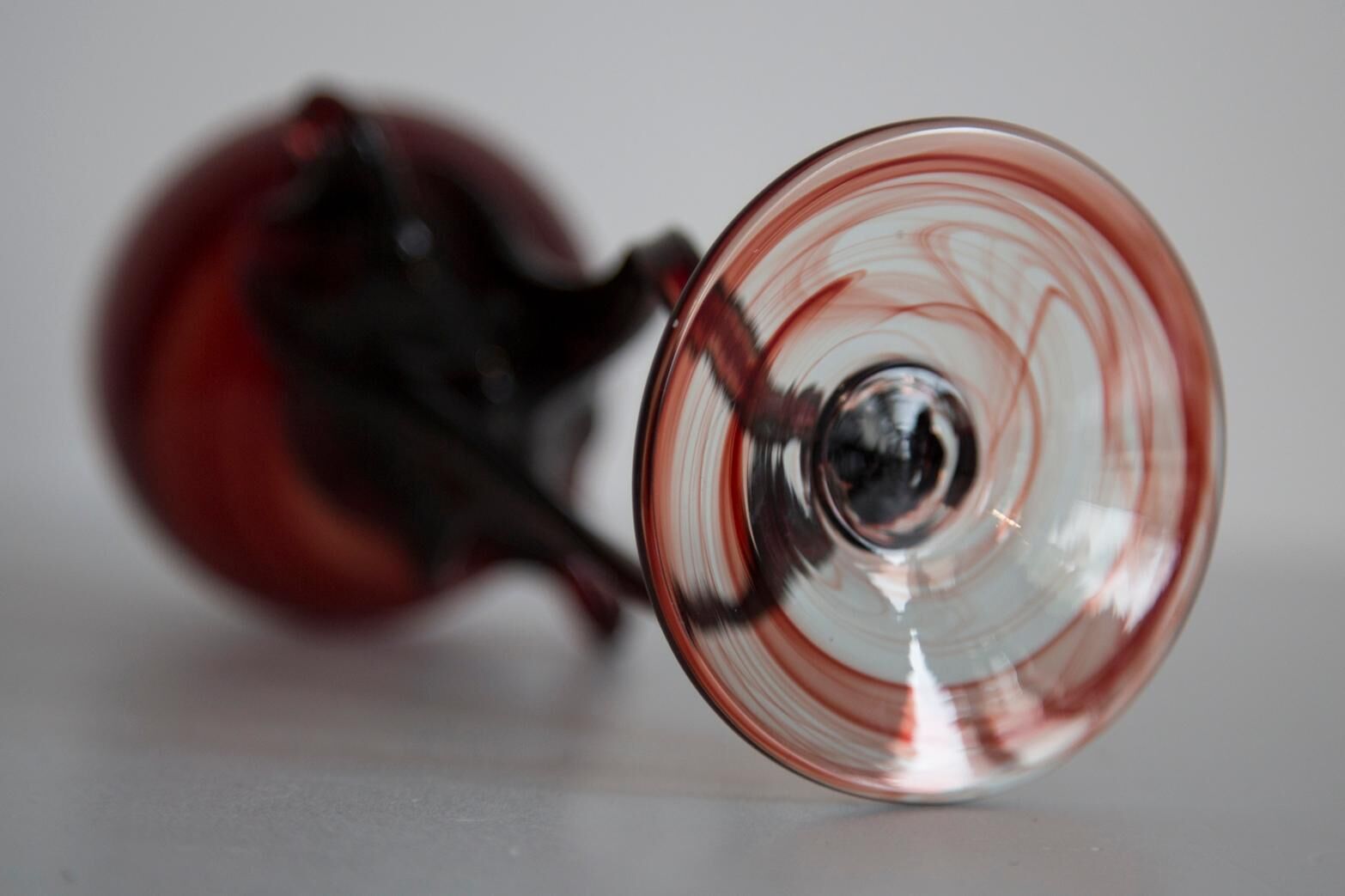 Vase artistique vintage rouge foncé du milieu du siècle