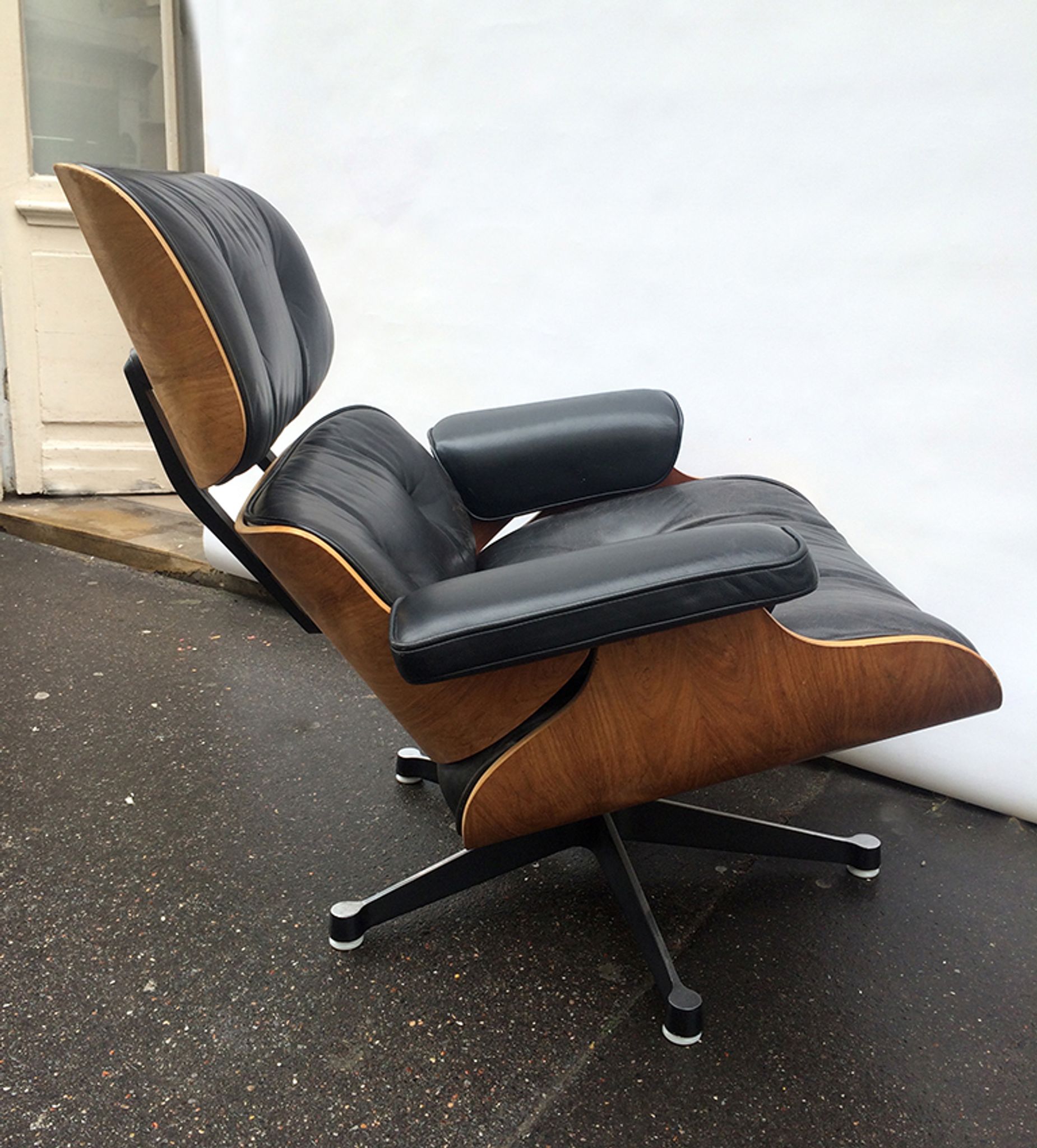 Eames lounge chair and his for Mobilier International