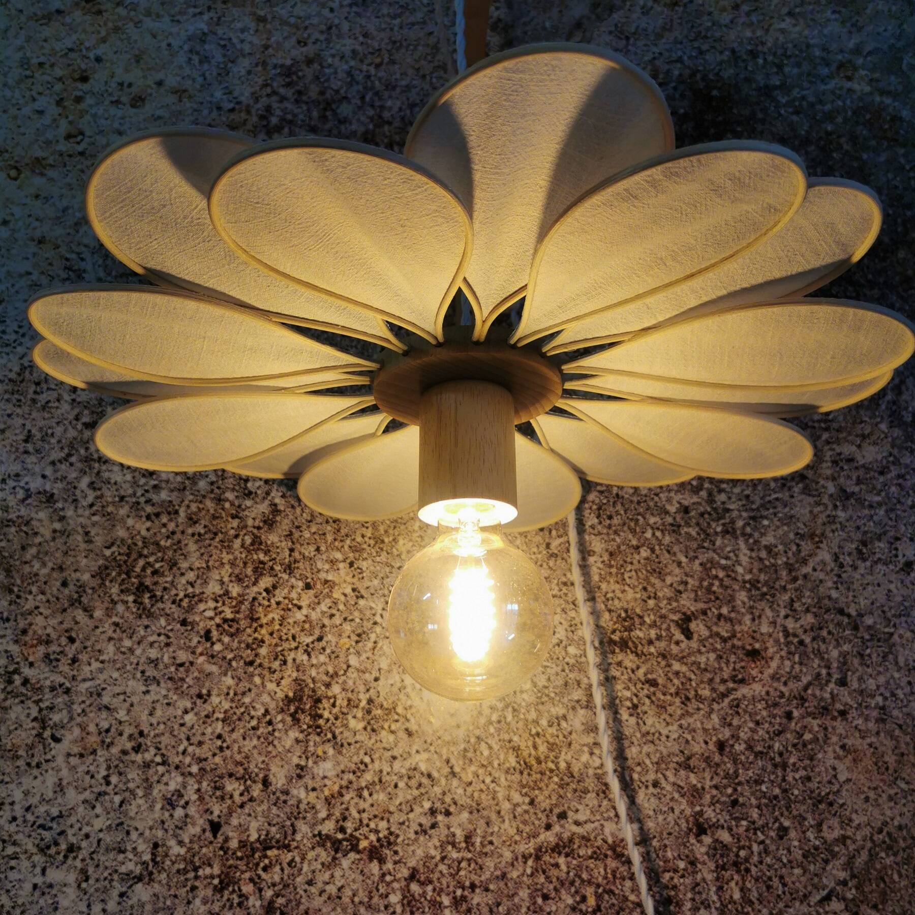 16-petal flower lamp in rattan and white linen