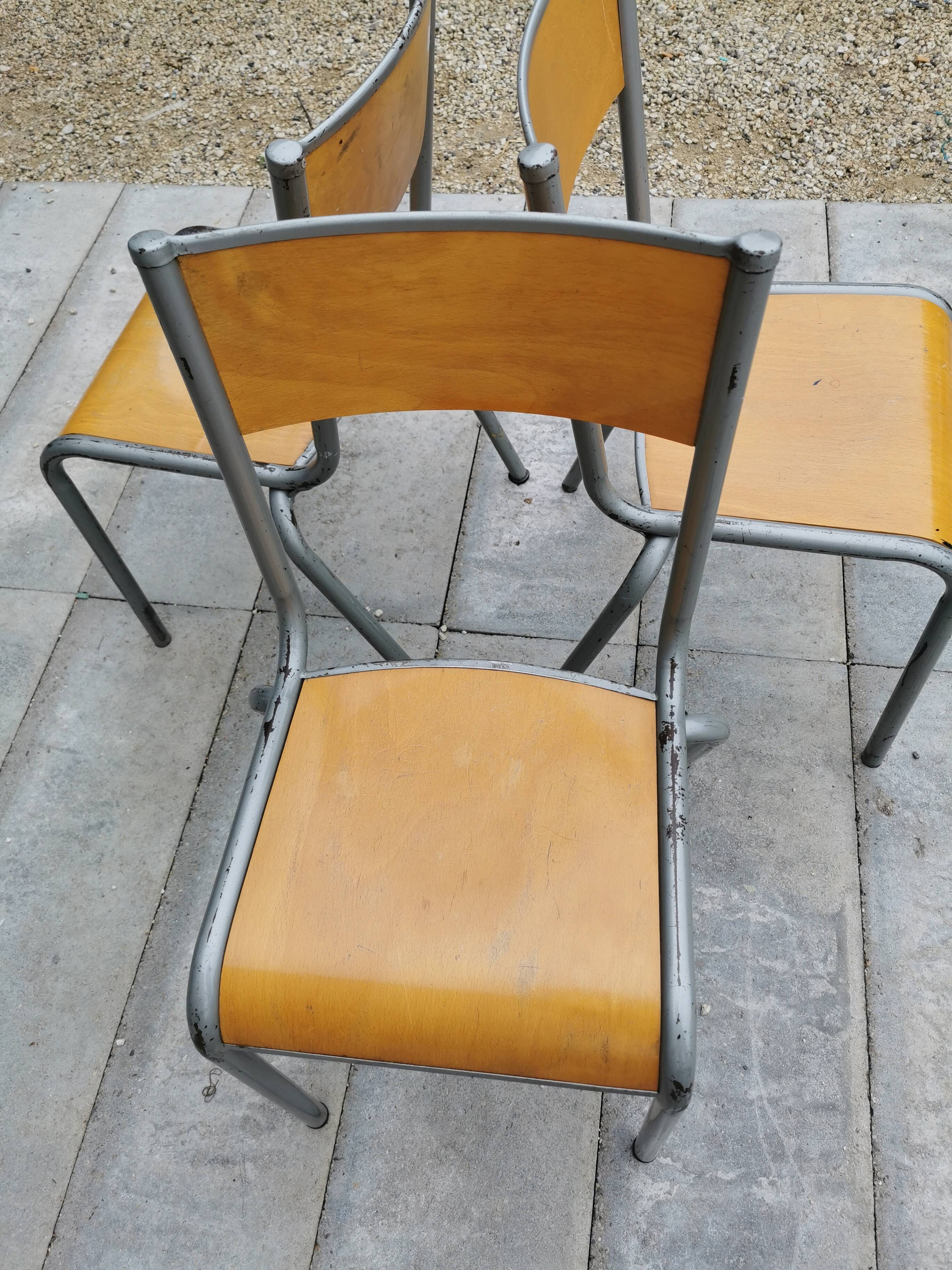 Lot de trois chaises d'école vintage