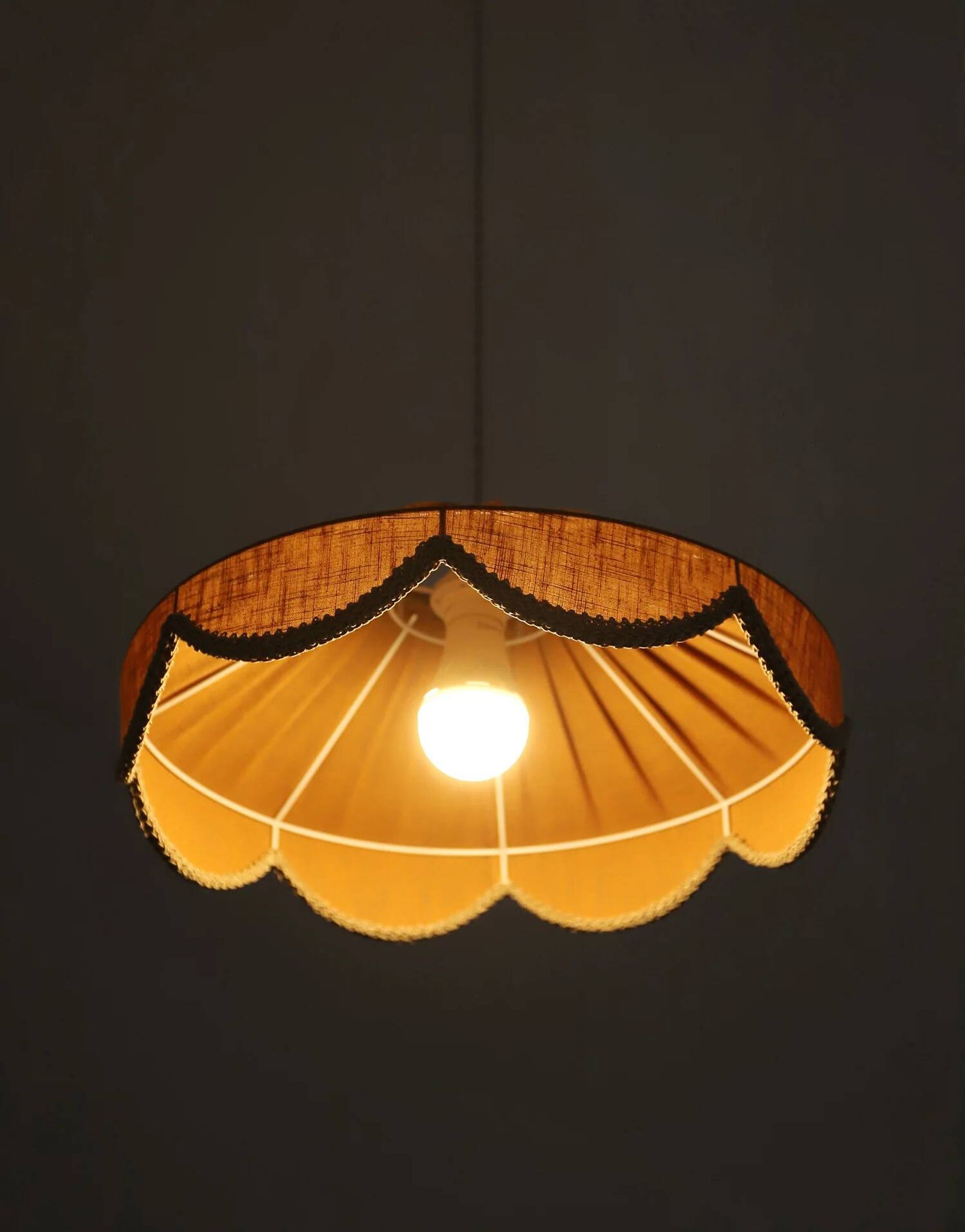 Suspension in a solid floral shape Cosette "caramel"