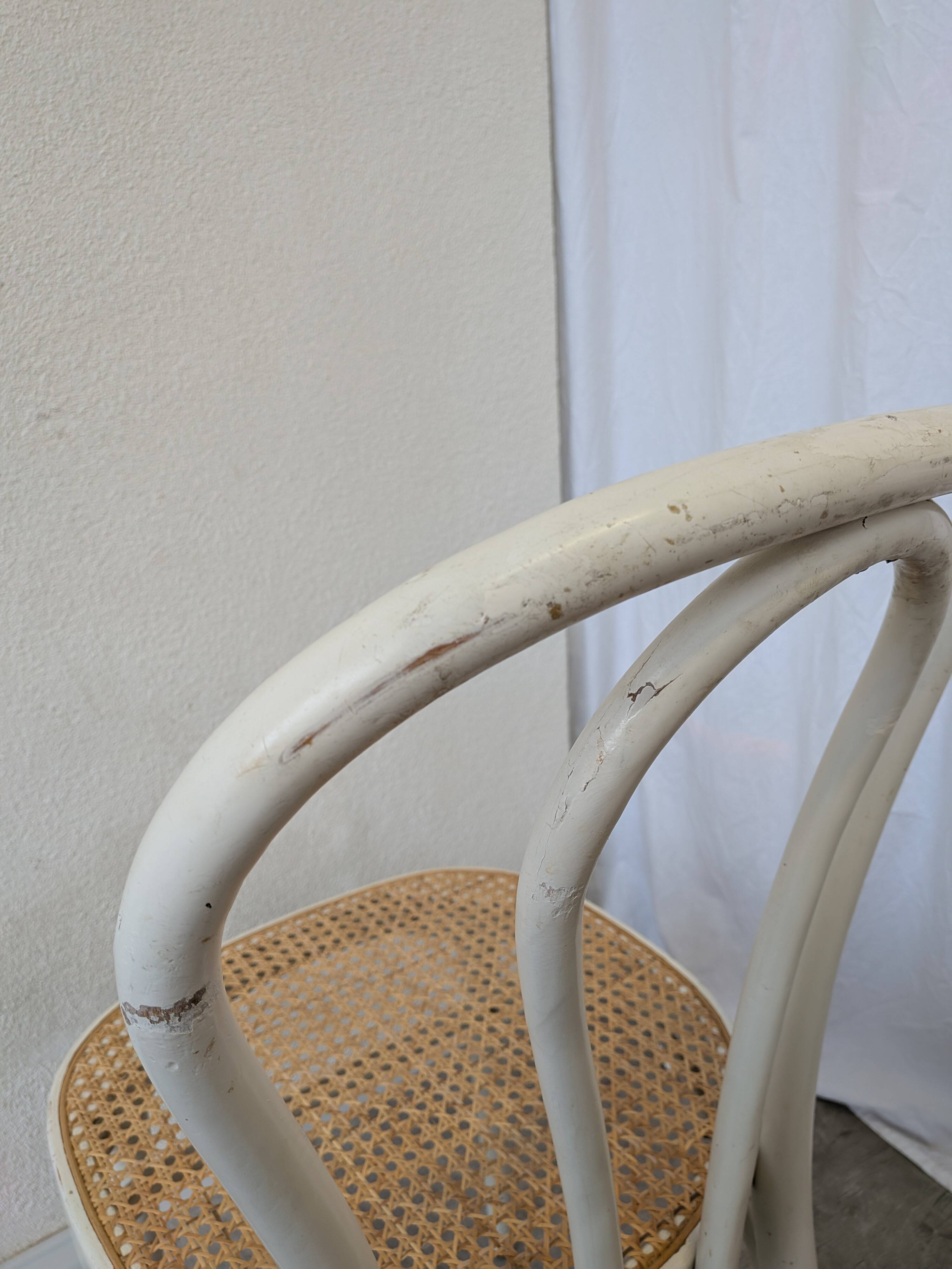 Ensemble de 6 chaises de salle à manger vintage de style Thonet : bois blanc et assise en cannage.