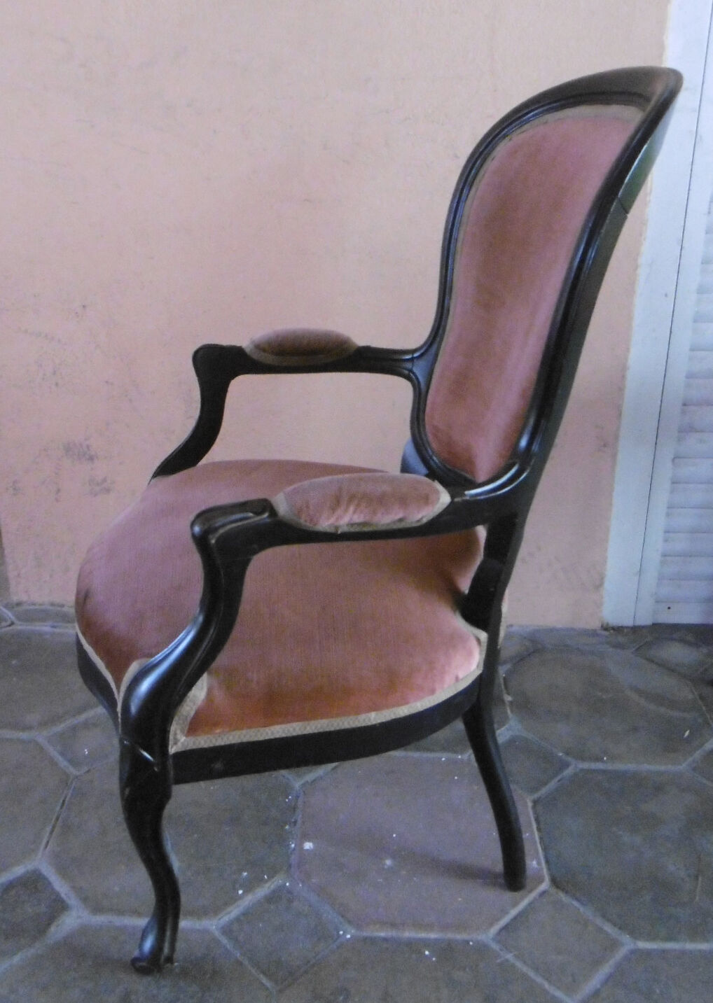 Fauteuil voltaire epoque Napoleon III en bois noirci tissu rouge saumon