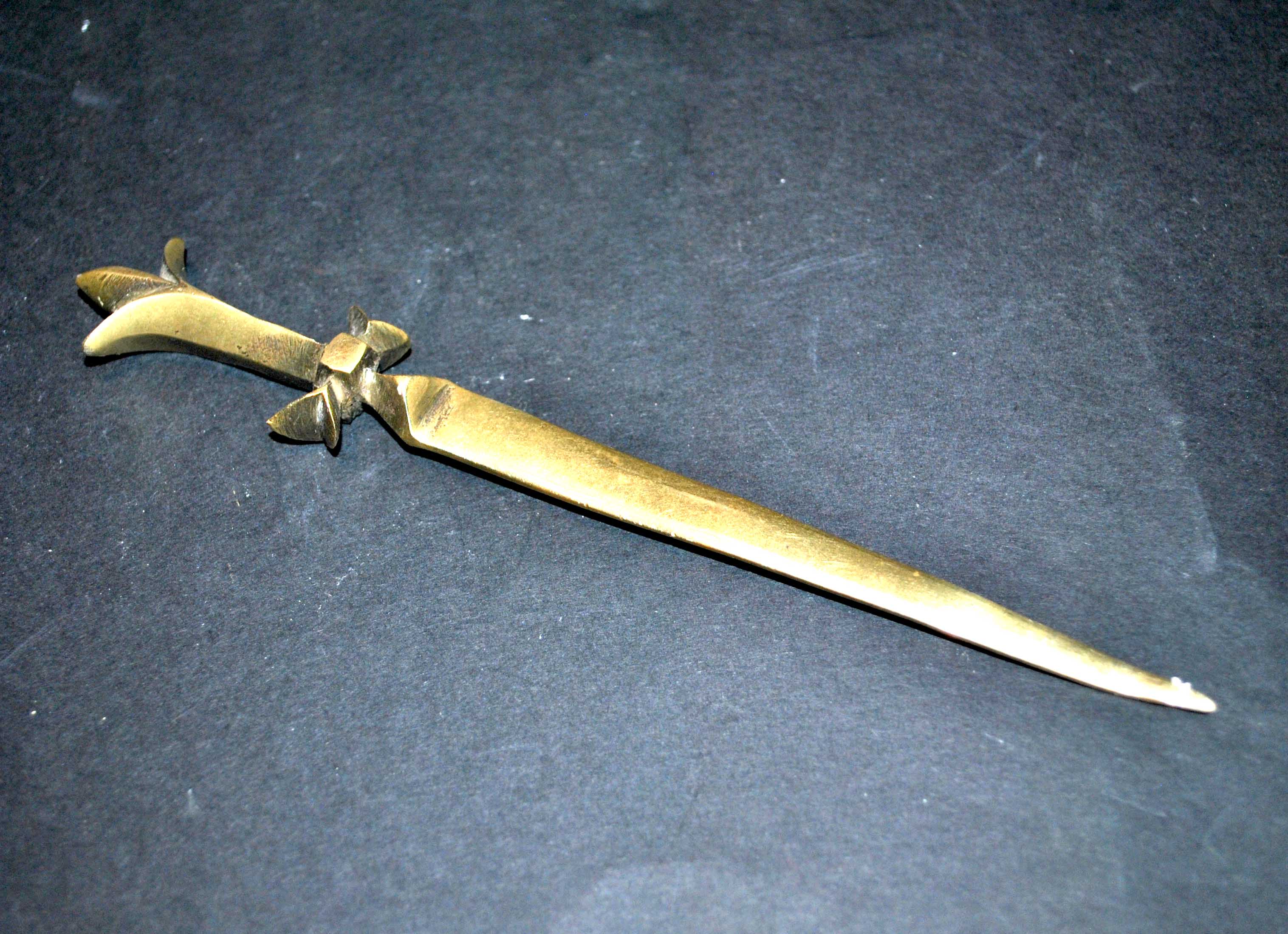 Ouvre-lettre en bronze - coupe-papier Décor croix avec lys Templier?