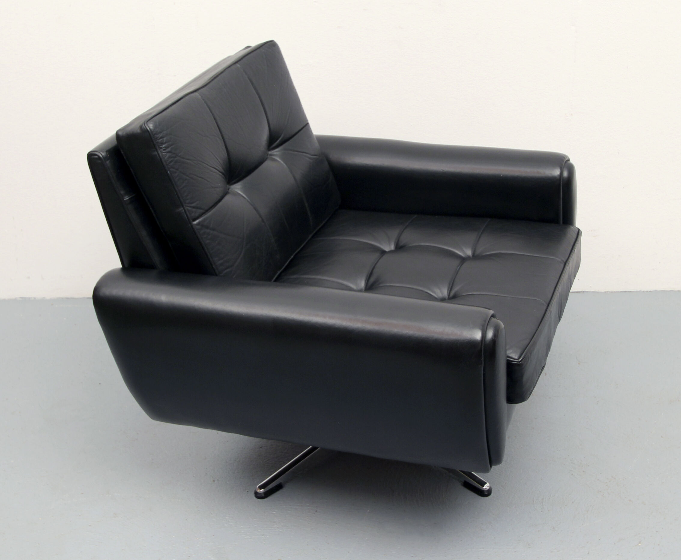 Chaise en cuir pivotant des années 1960 en noir
