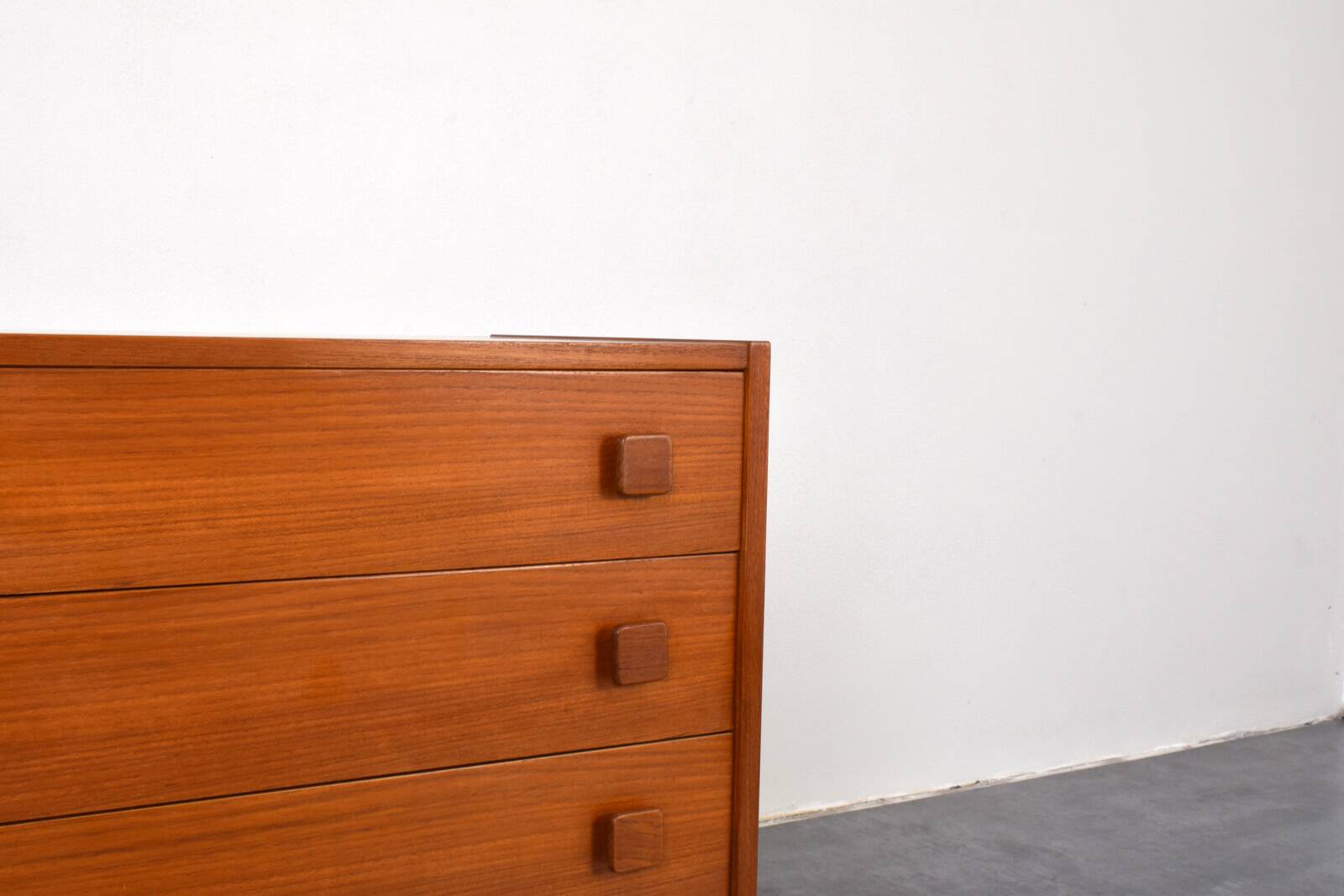 Commode danoise en teck du milieu du siècle de Domino Mobler, années 1960.