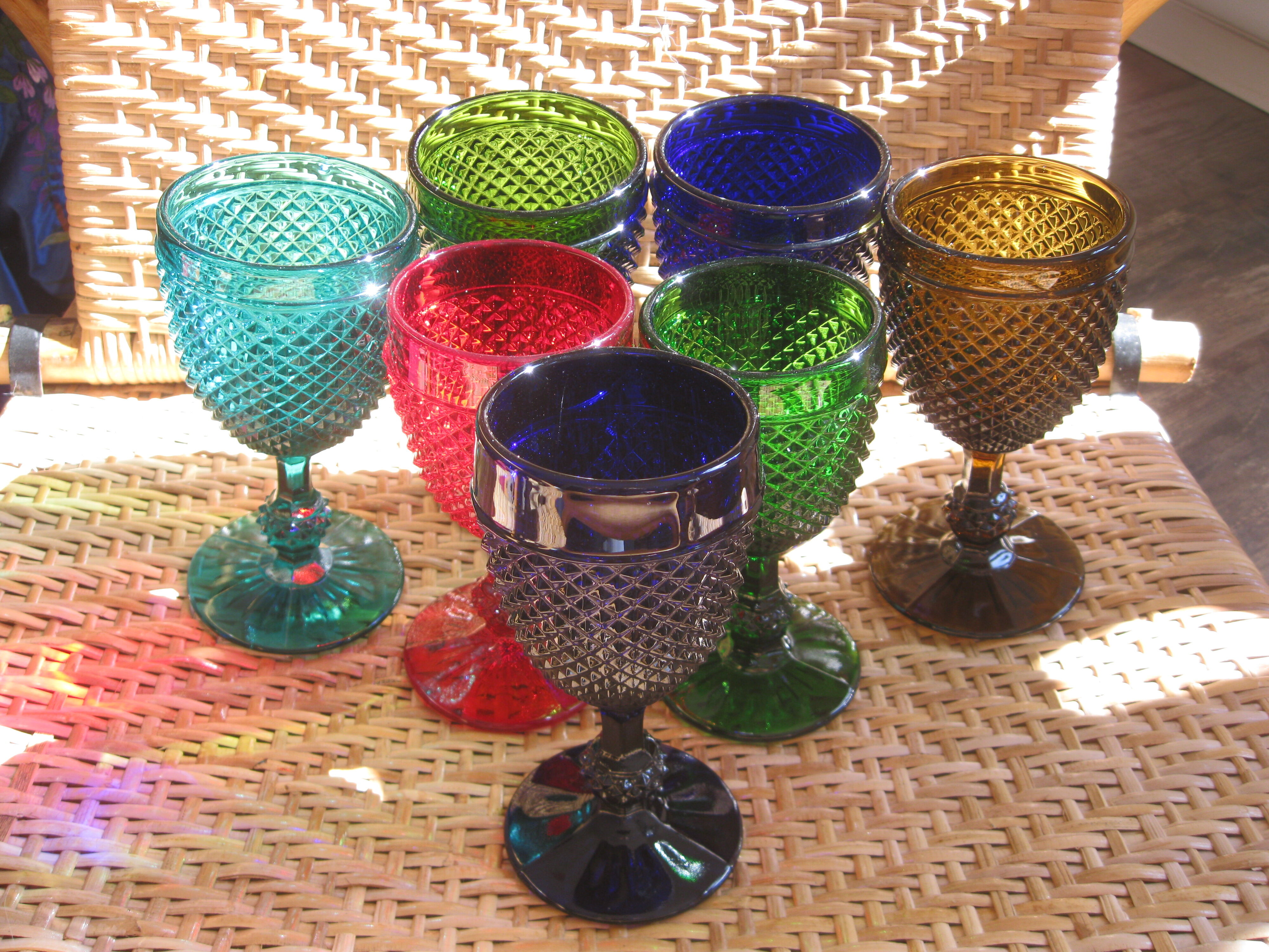 Ensemble de 7 verres de couleur à pointe de diamants