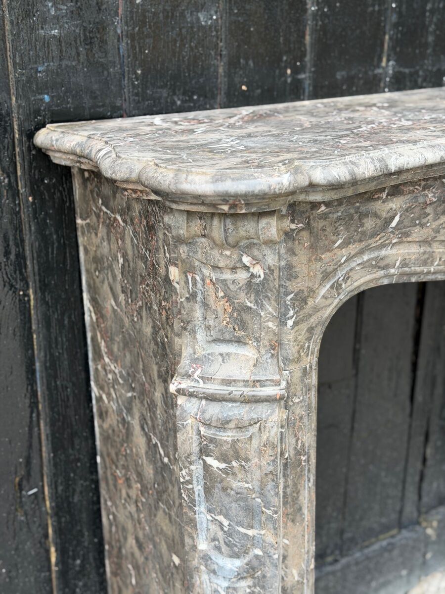 Cheminee de style Louis XV en marbre Stinkal vers 1880