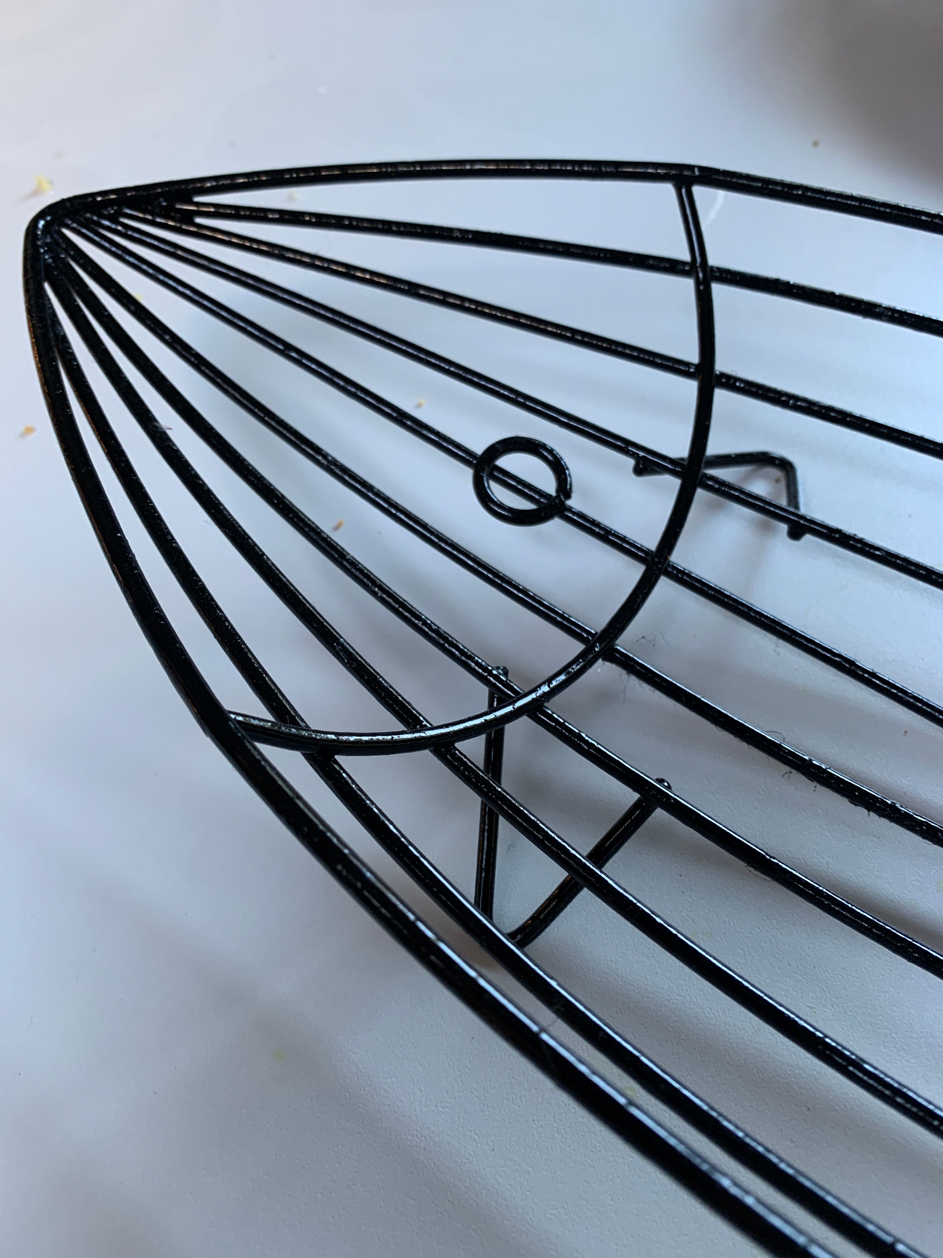 Basket in black lacquered metal "fish"