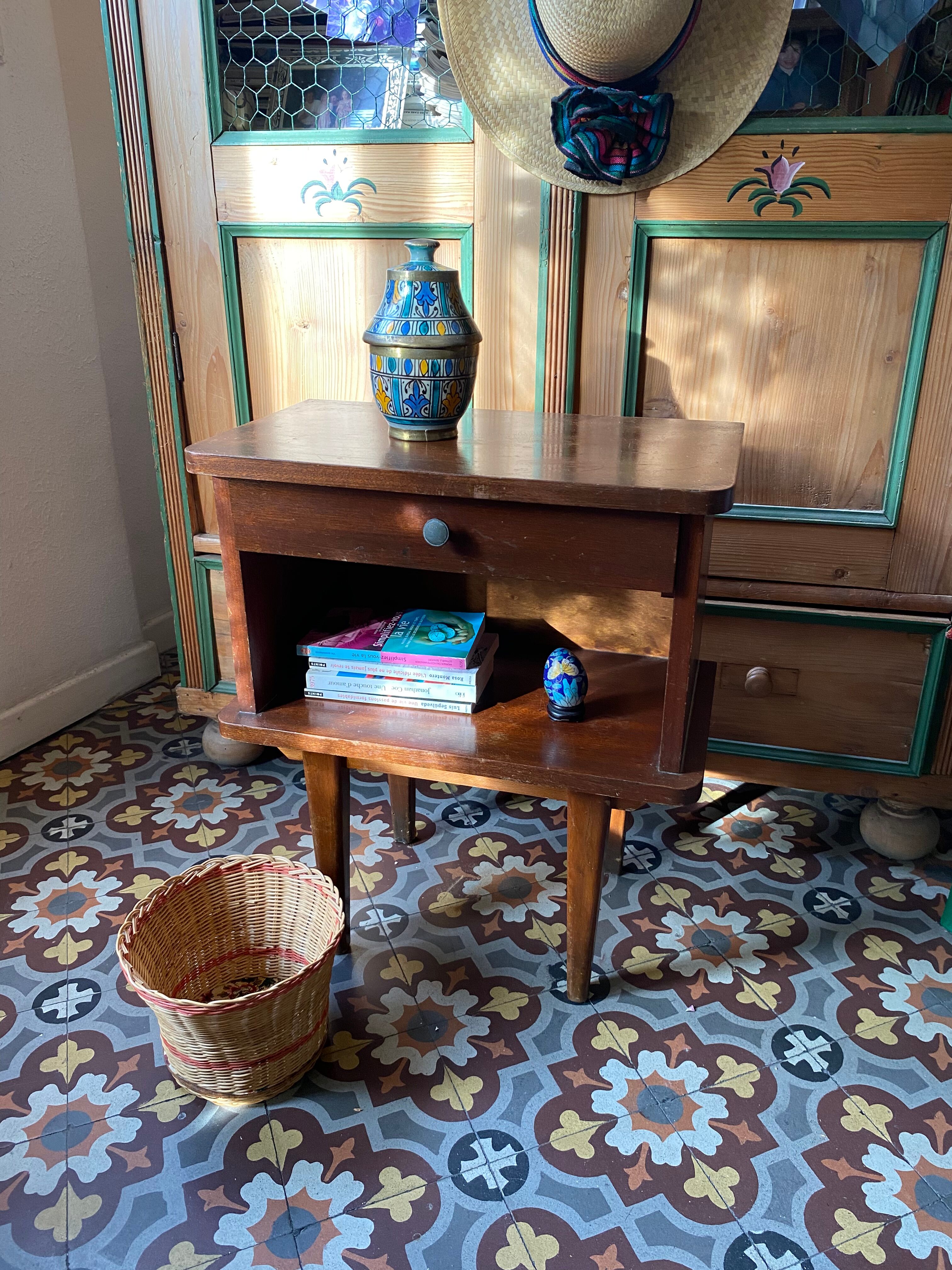 Bedside feet spindles years 50.