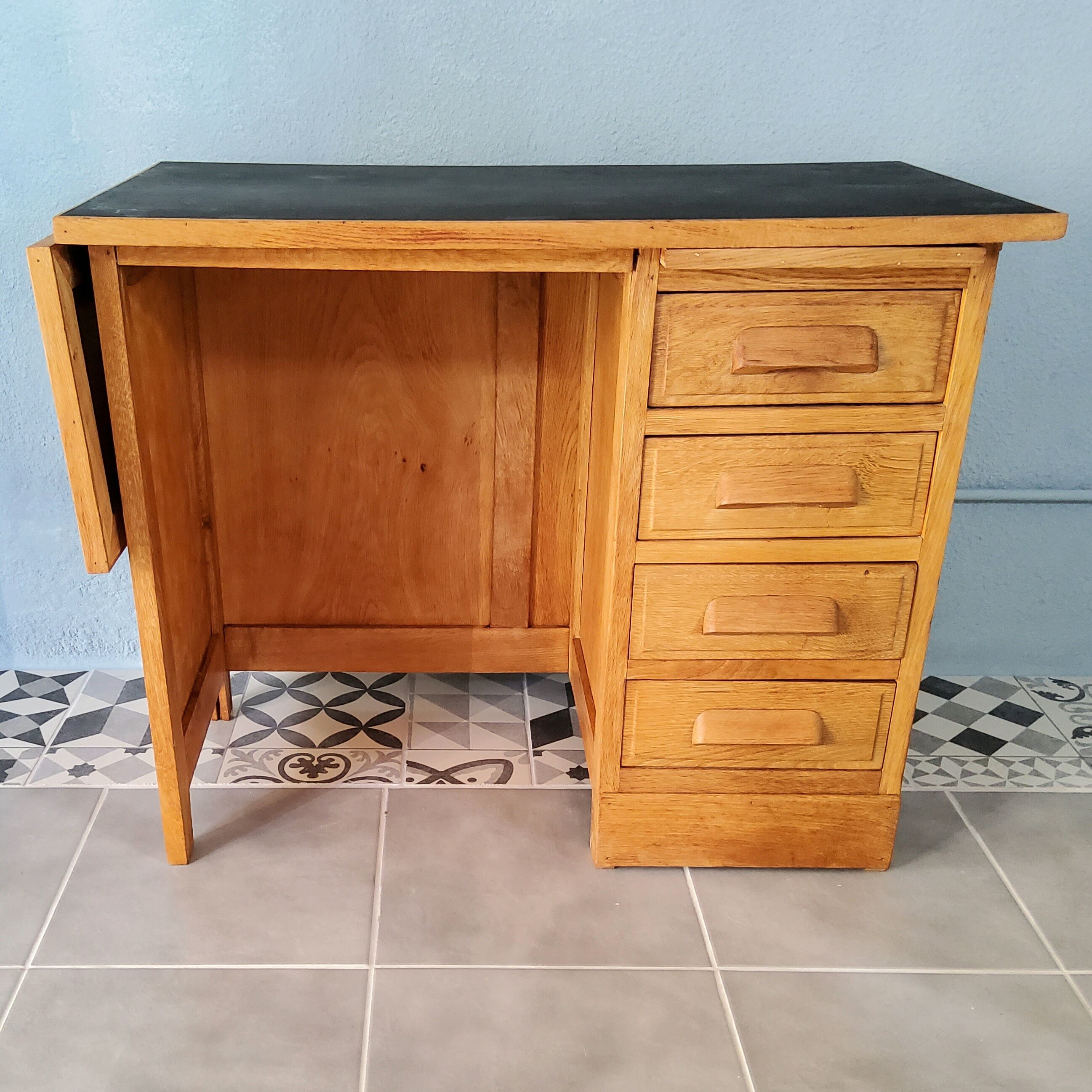 Expandable child desk