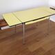 Table en formica jaune