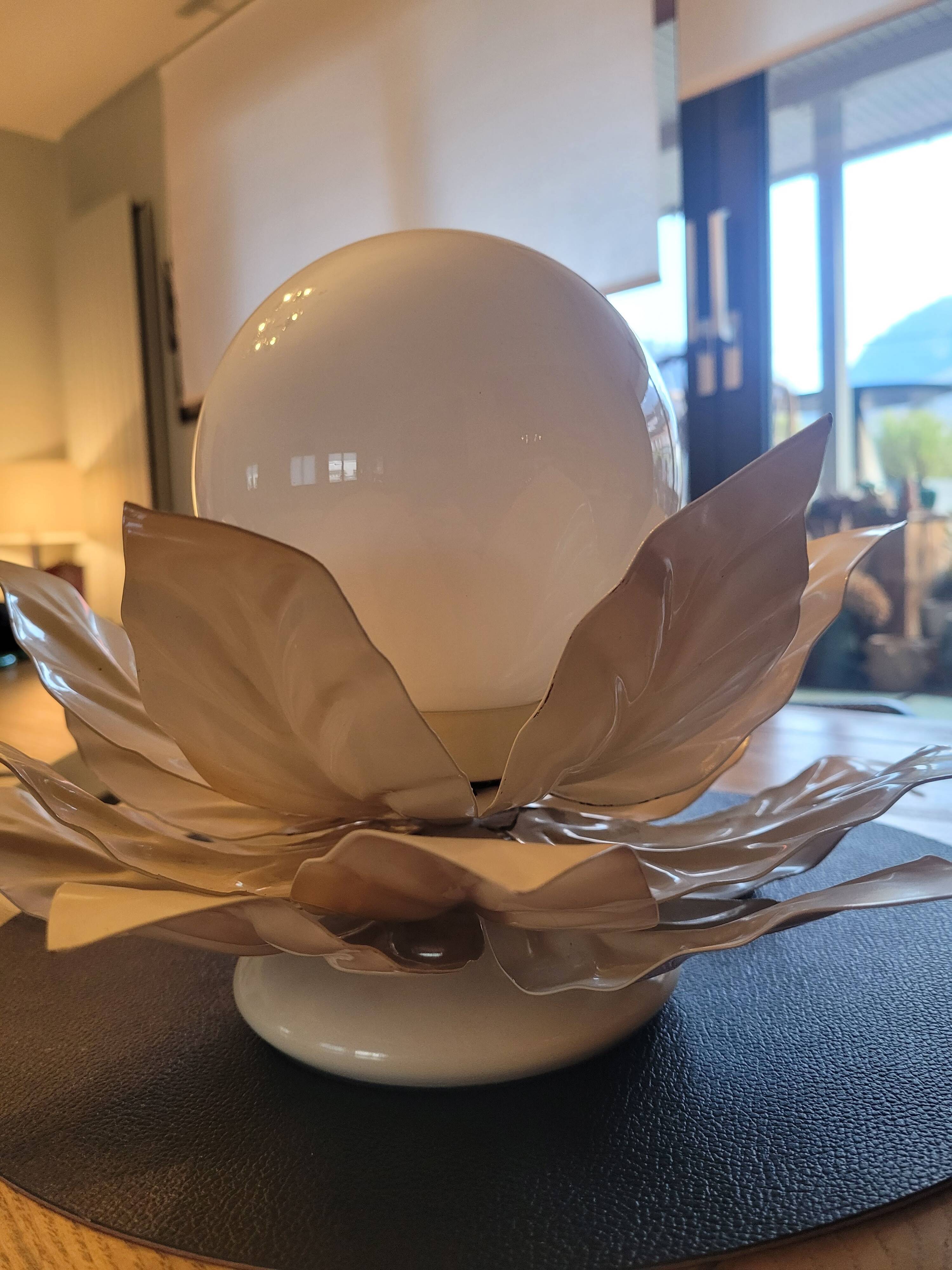 Flower table lamp - Opaline globe