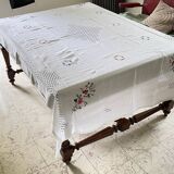 Embroidered tablecloth and 12 vintage napkins