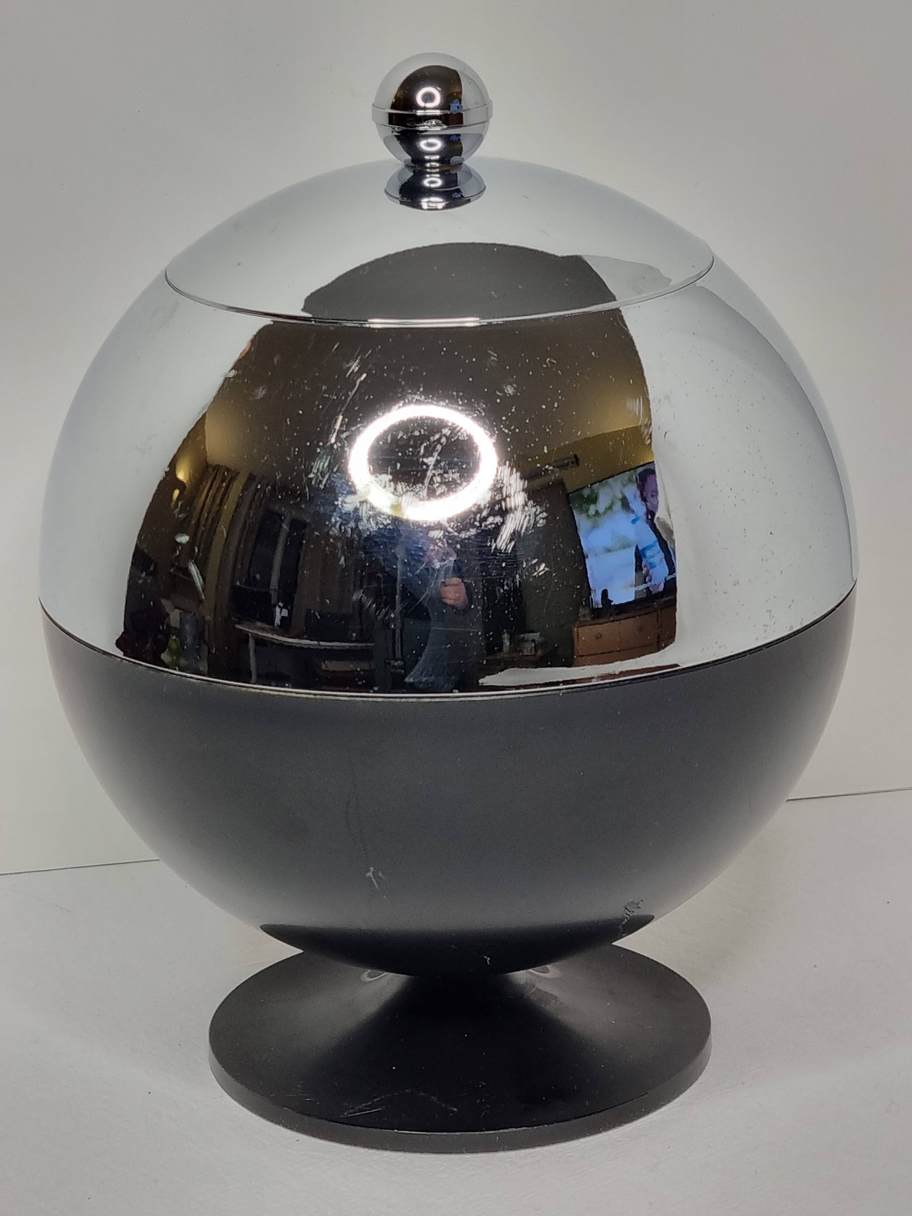 Coldy Lux ice bucket, spherical design in chrome and black metal, years.
