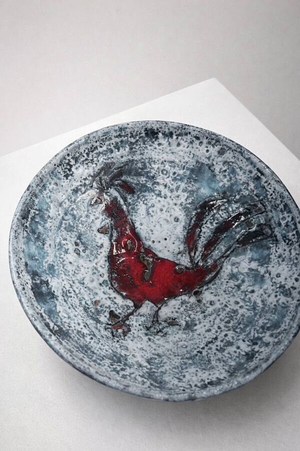 Grand plat creux en céramique signé Oliva – décor coq en relief –