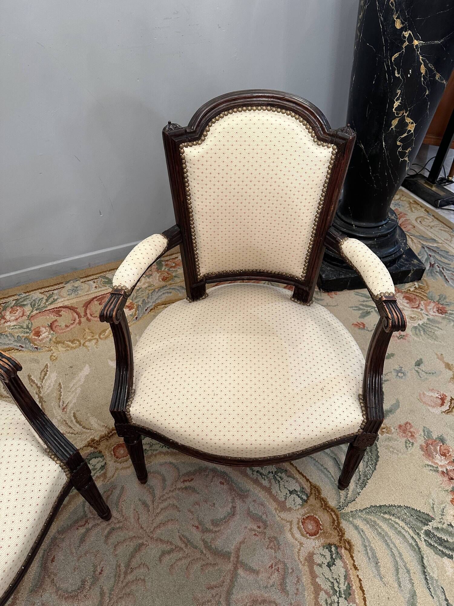 Paire de fauteuils en noyer d'epoque louis xvi vers 1770