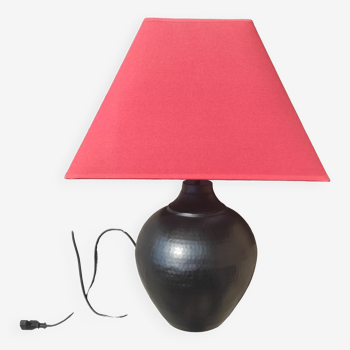 Lampe en métal martelé de couleur noir Aubry Gaspard avec abat jour rouge