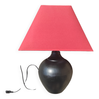 Lampe en métal martelé de couleur noir Aubry Gaspard avec abat jour rouge