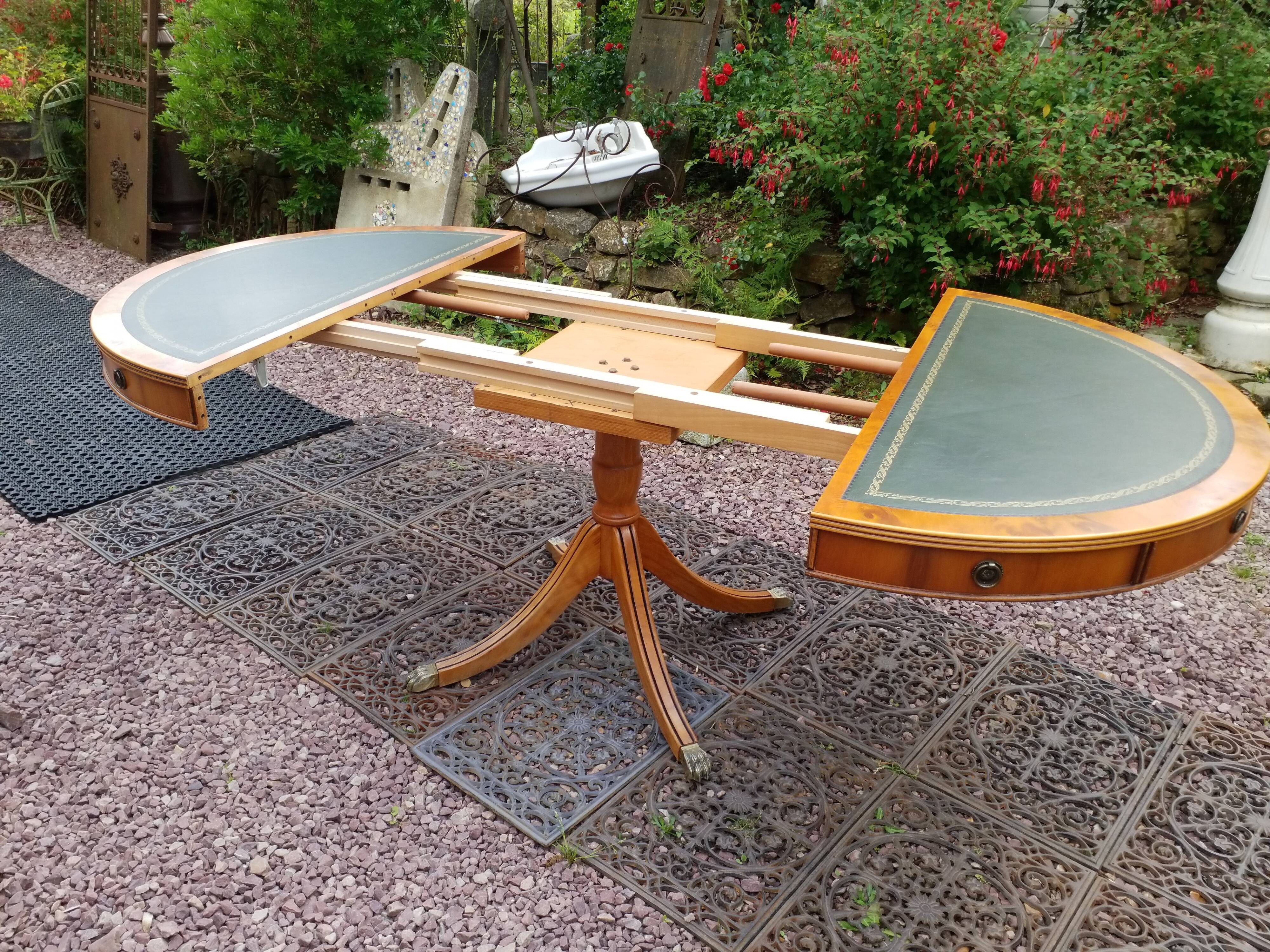 Table guéridon en cuir