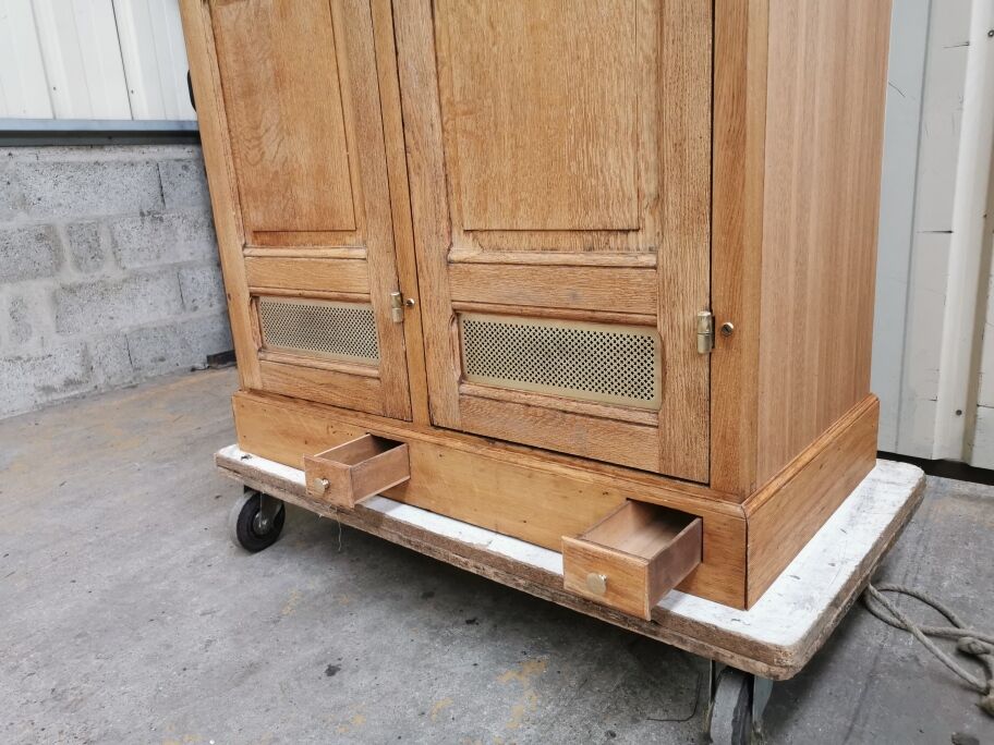 Bank of France oak cloakroom 1940