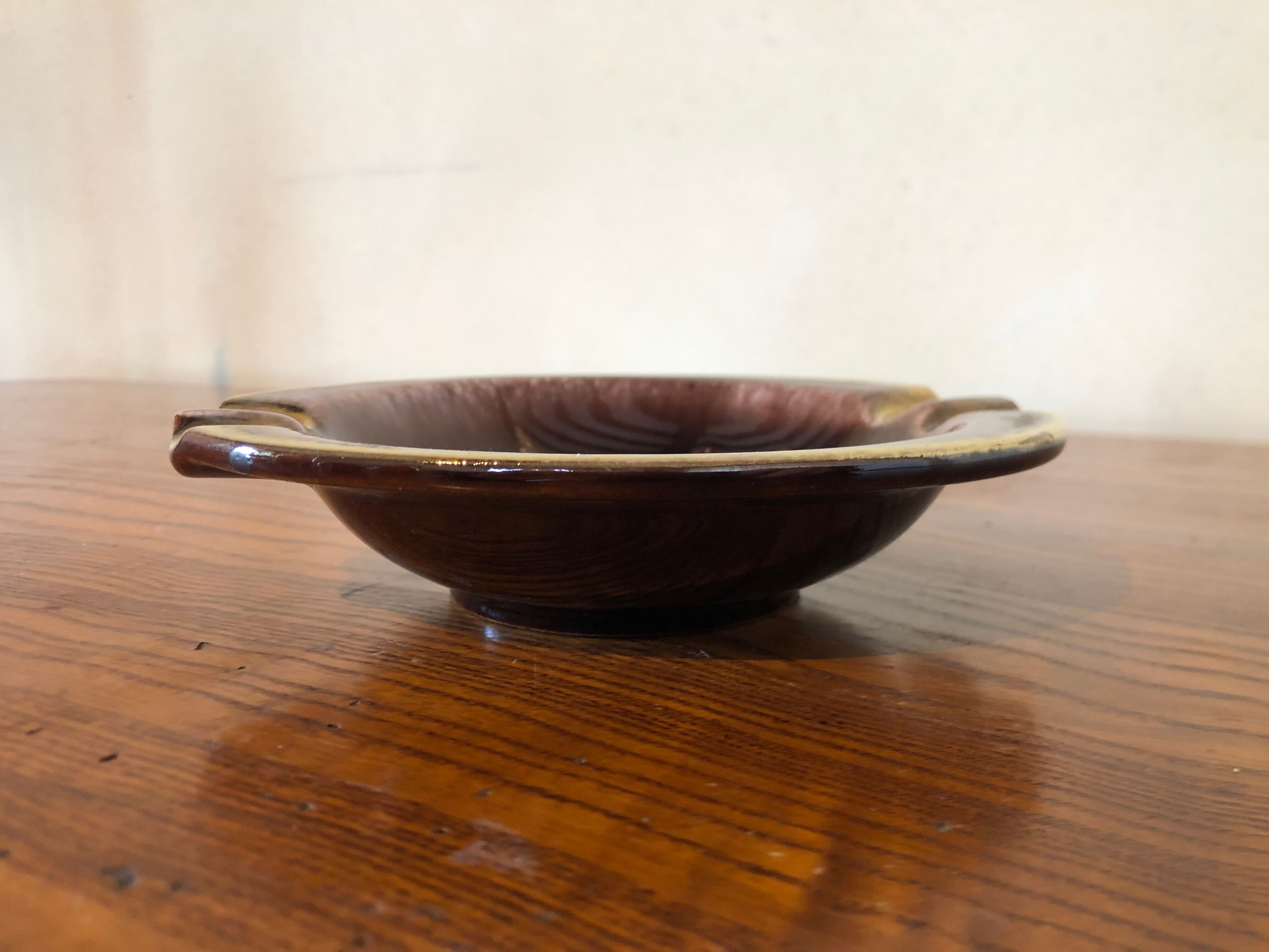 Empty pocket in gold ceramic