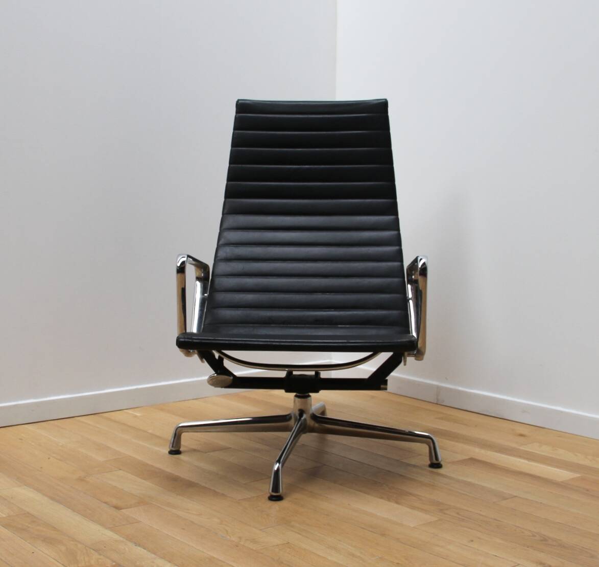 EA124 office chair, Charles & Ray Eames