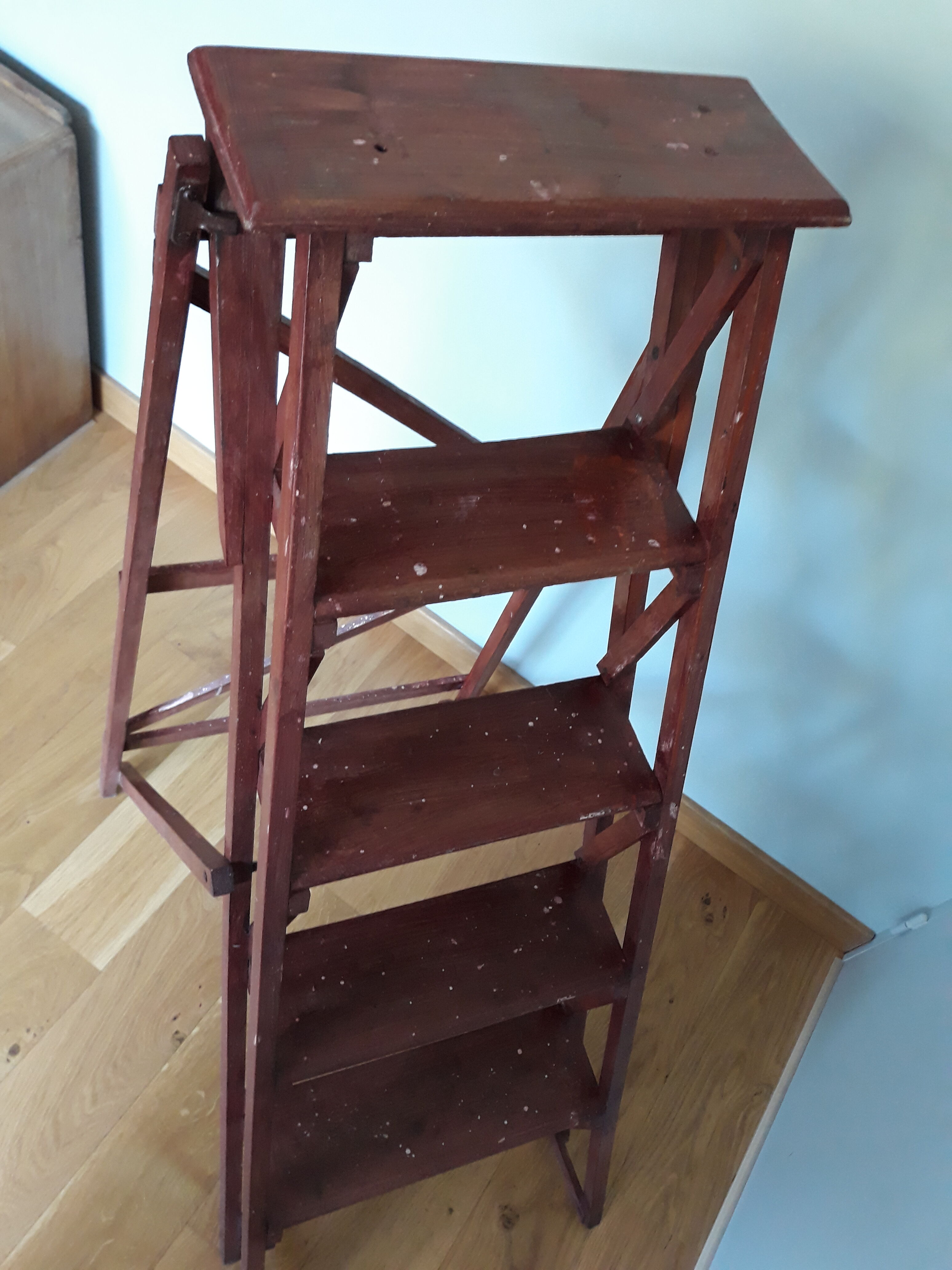 Wooden painter's stepladder