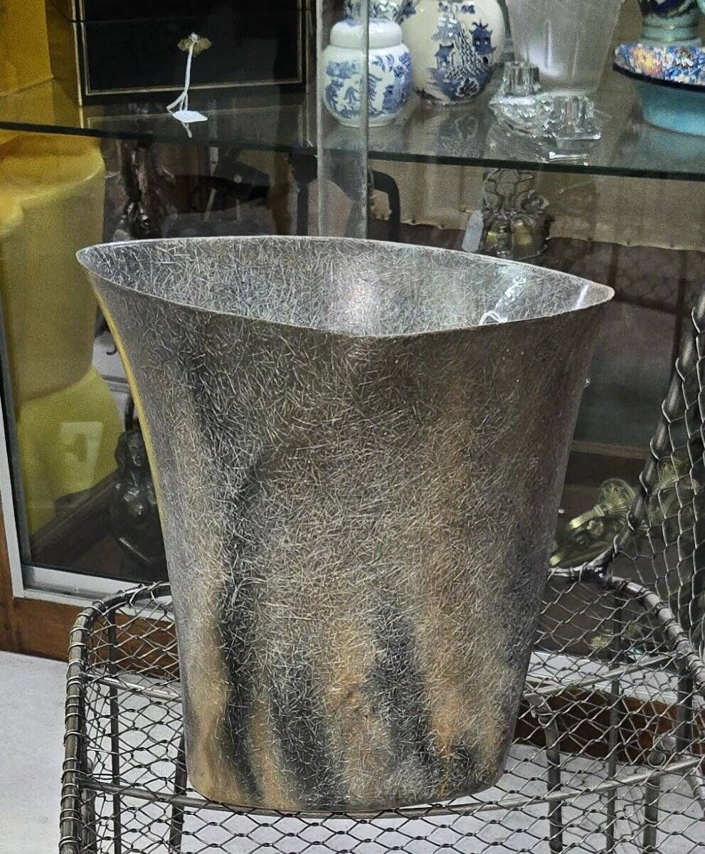 Design office wastebasket in fibreglass