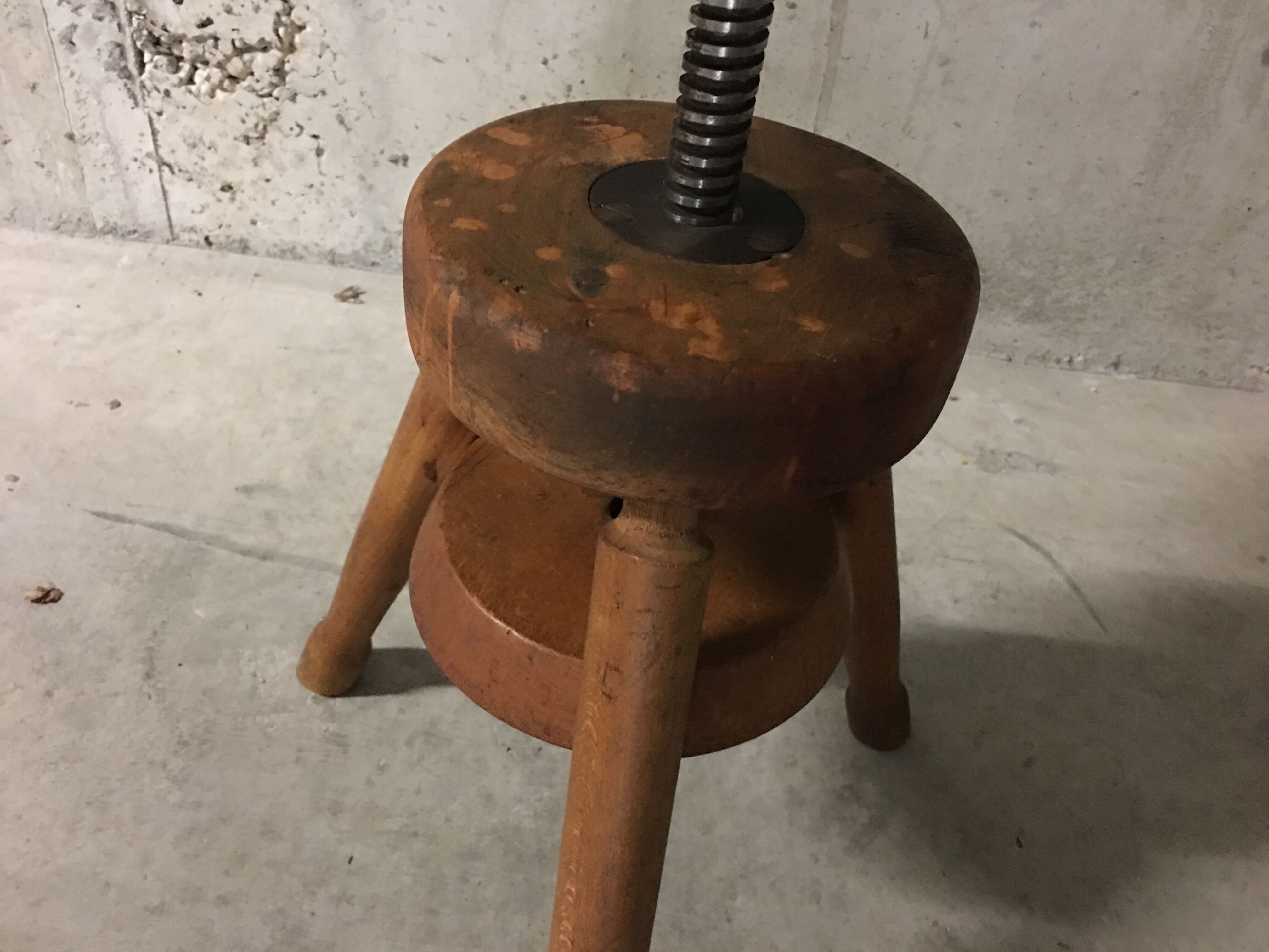 Stool from workshop to screw