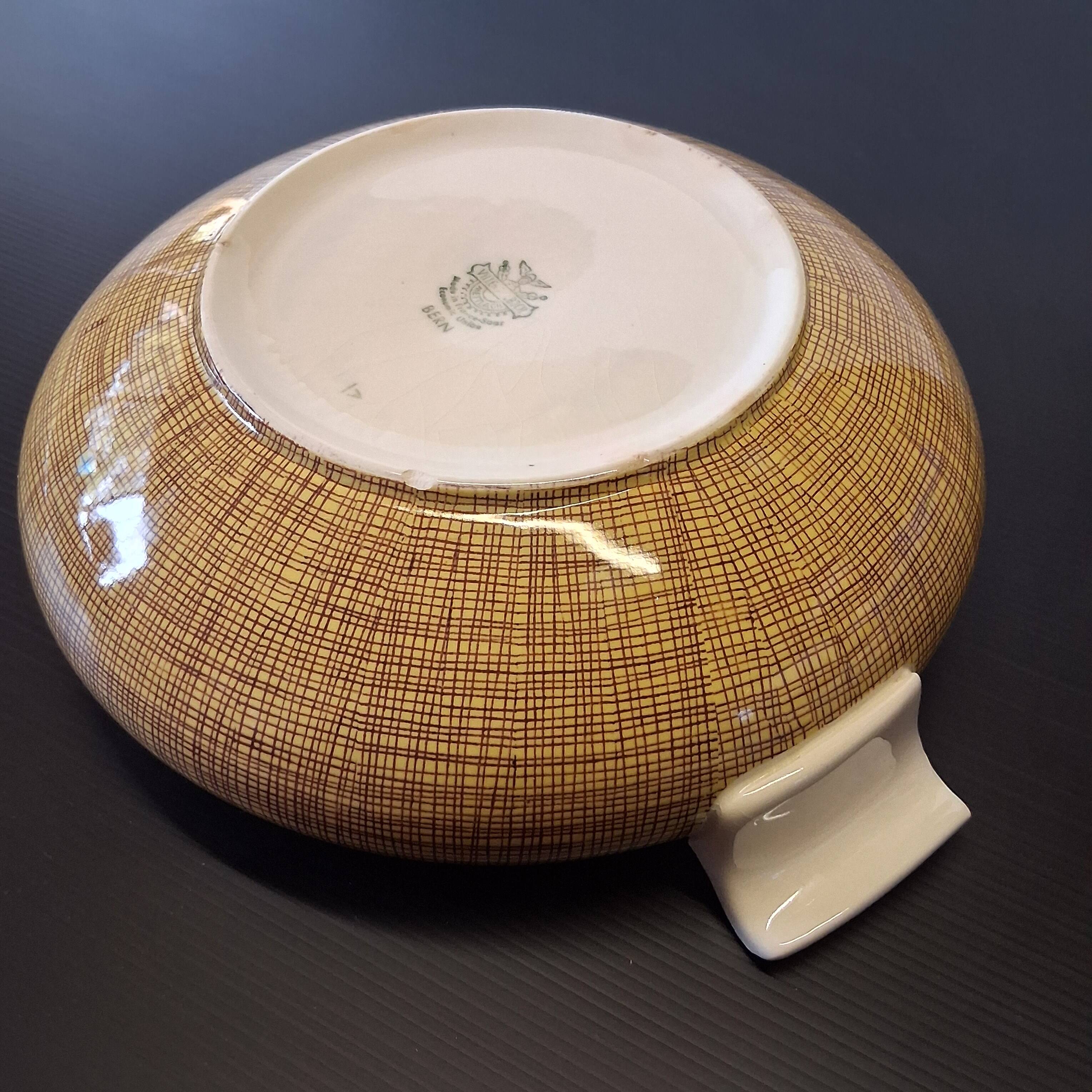 Very beautiful old soup tureen from Villeroy & Boch in very good condition.