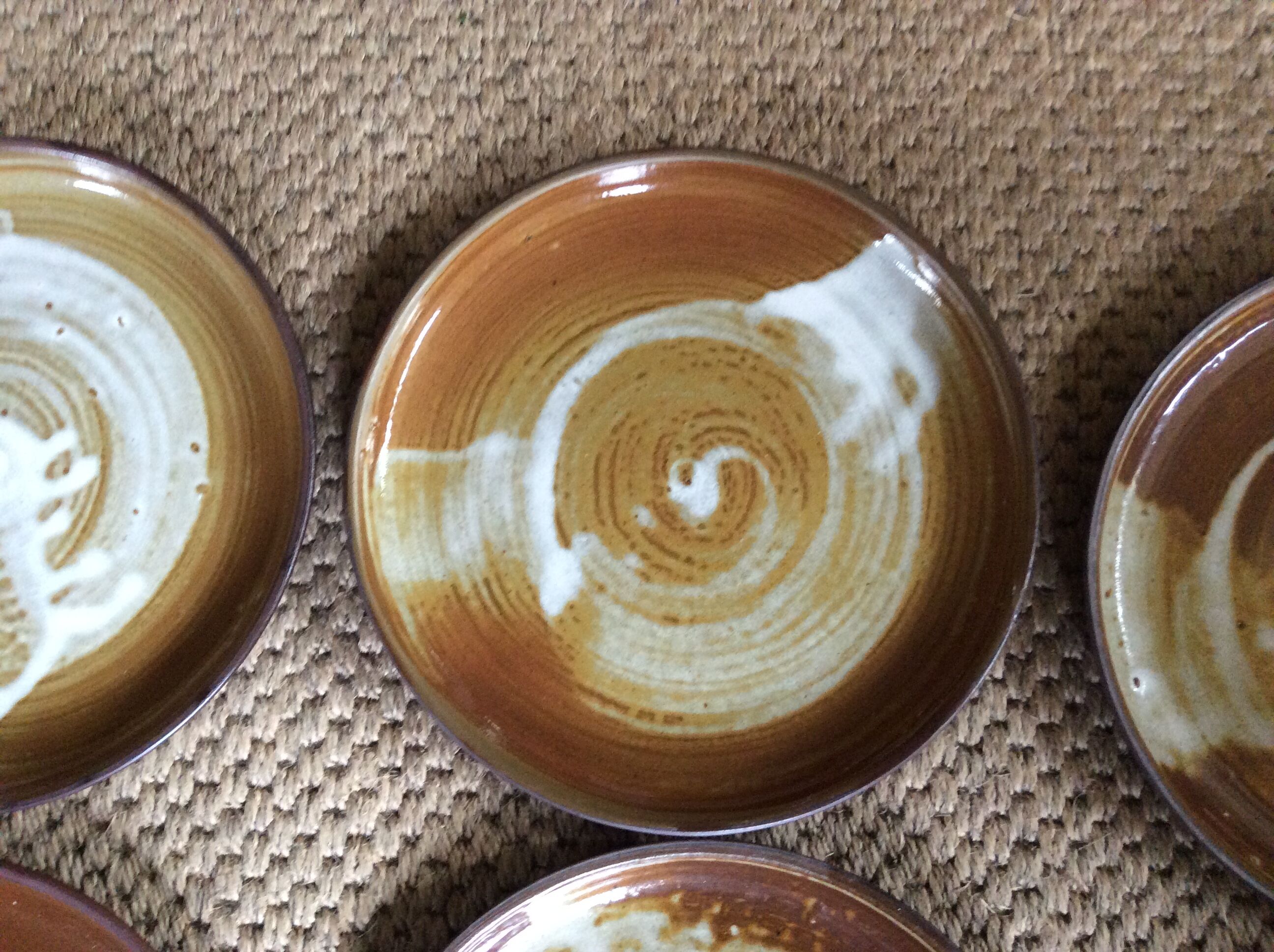 Série de 12 assiettes plates en grès