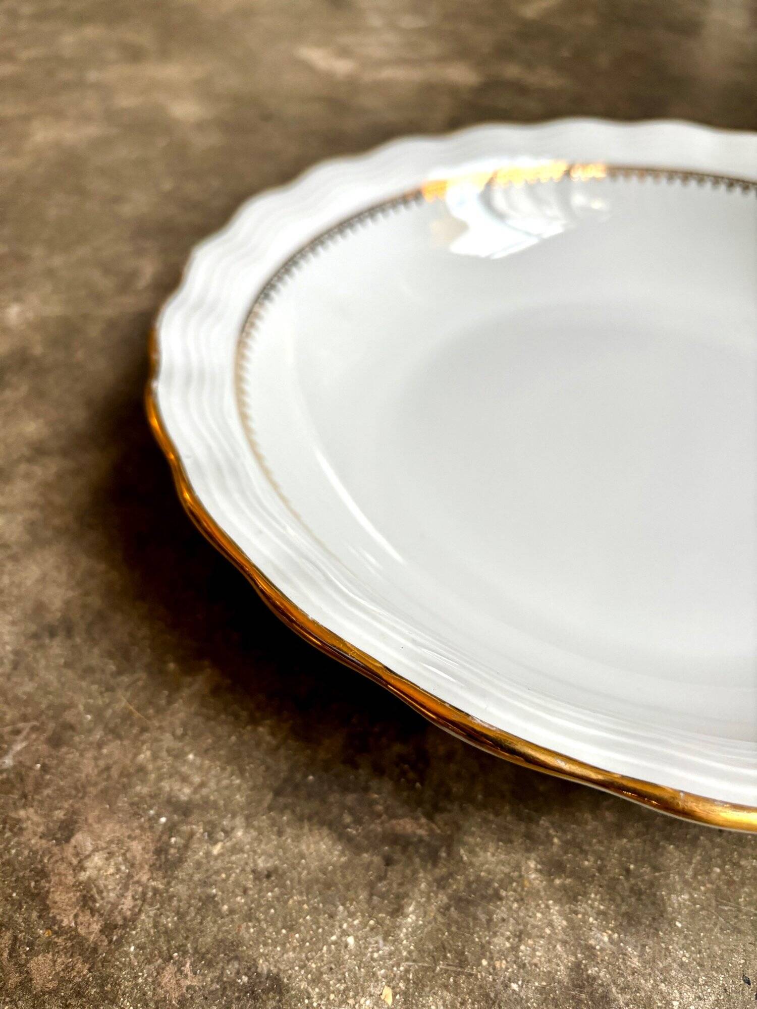 Plat rond et creux ULIM en porcelaine de Limoges blanche et dorée