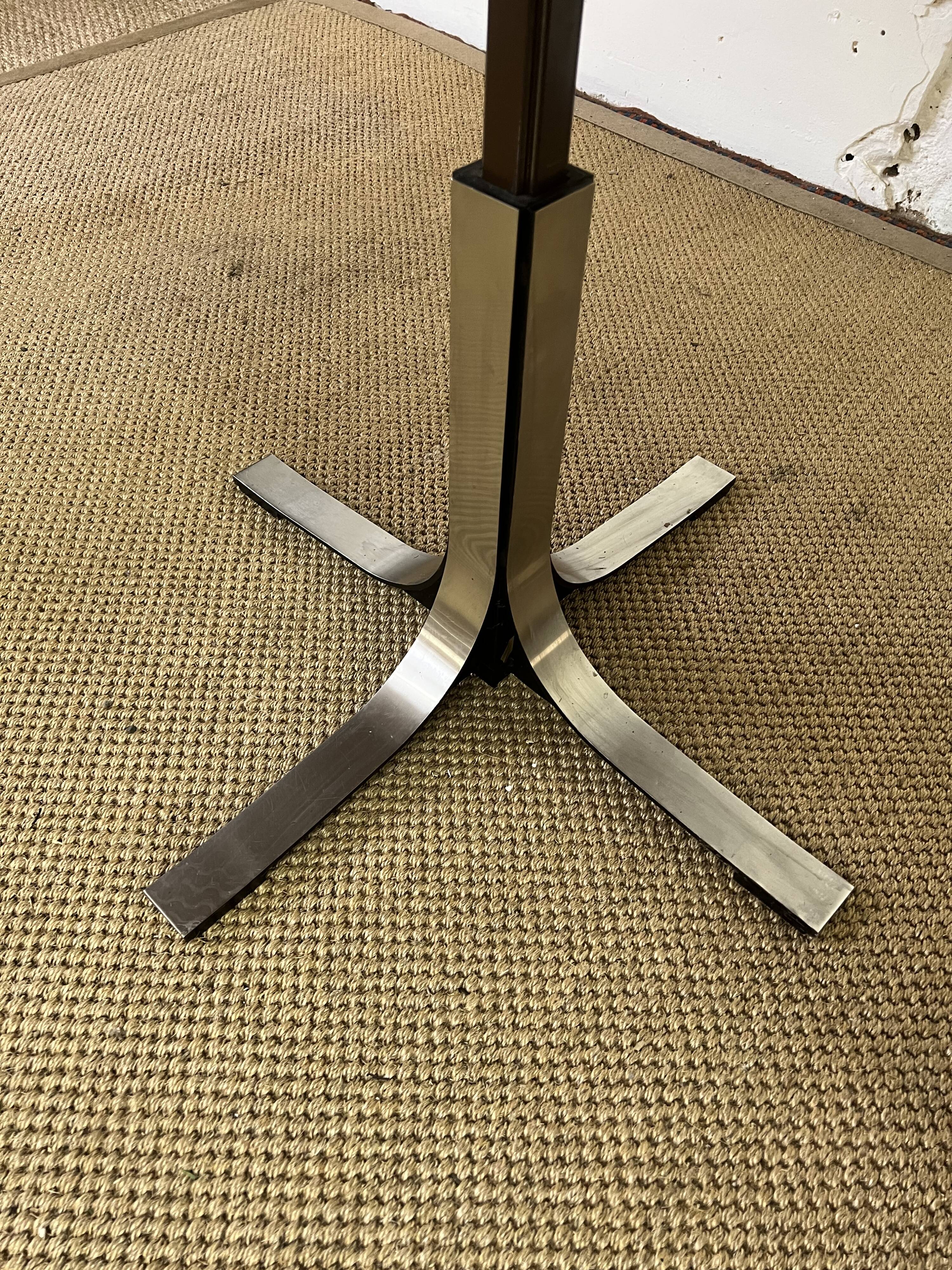 Round table with extension