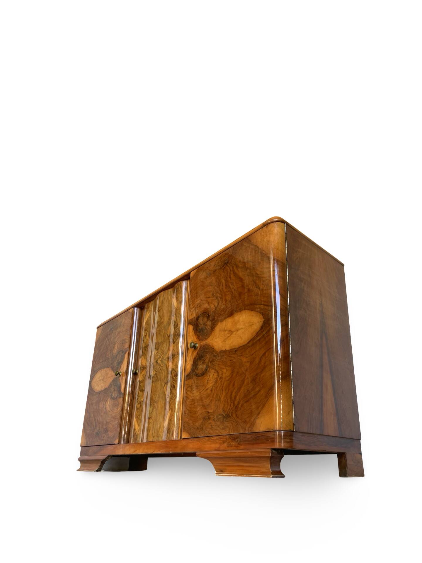 Italian Art deco burl walnut sideboard, of great quality.