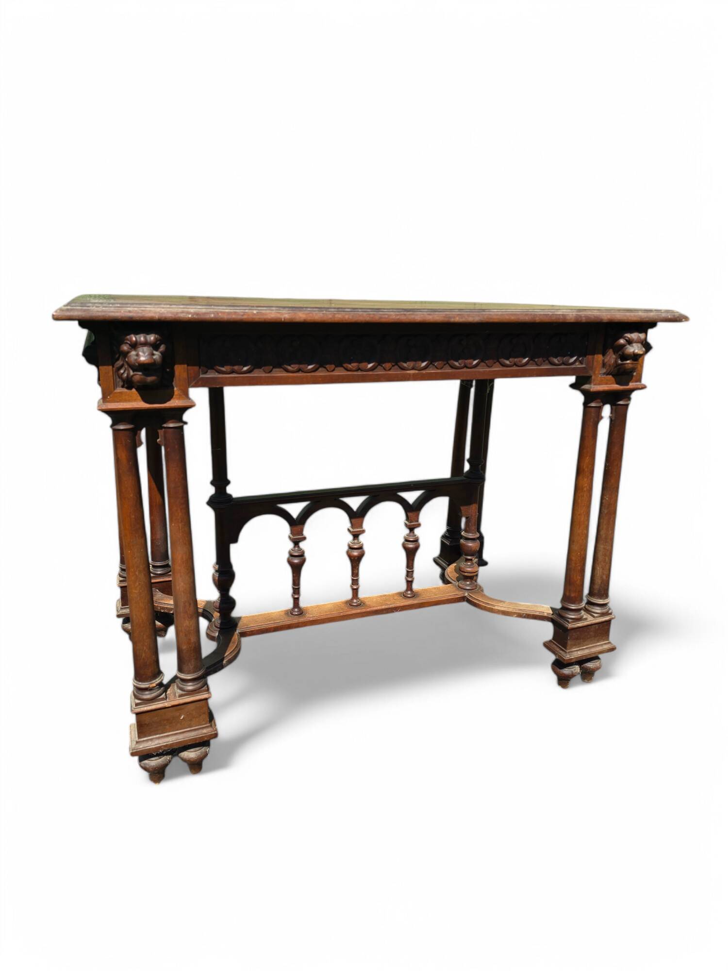 Bureau style Renaissance en bois sculpté