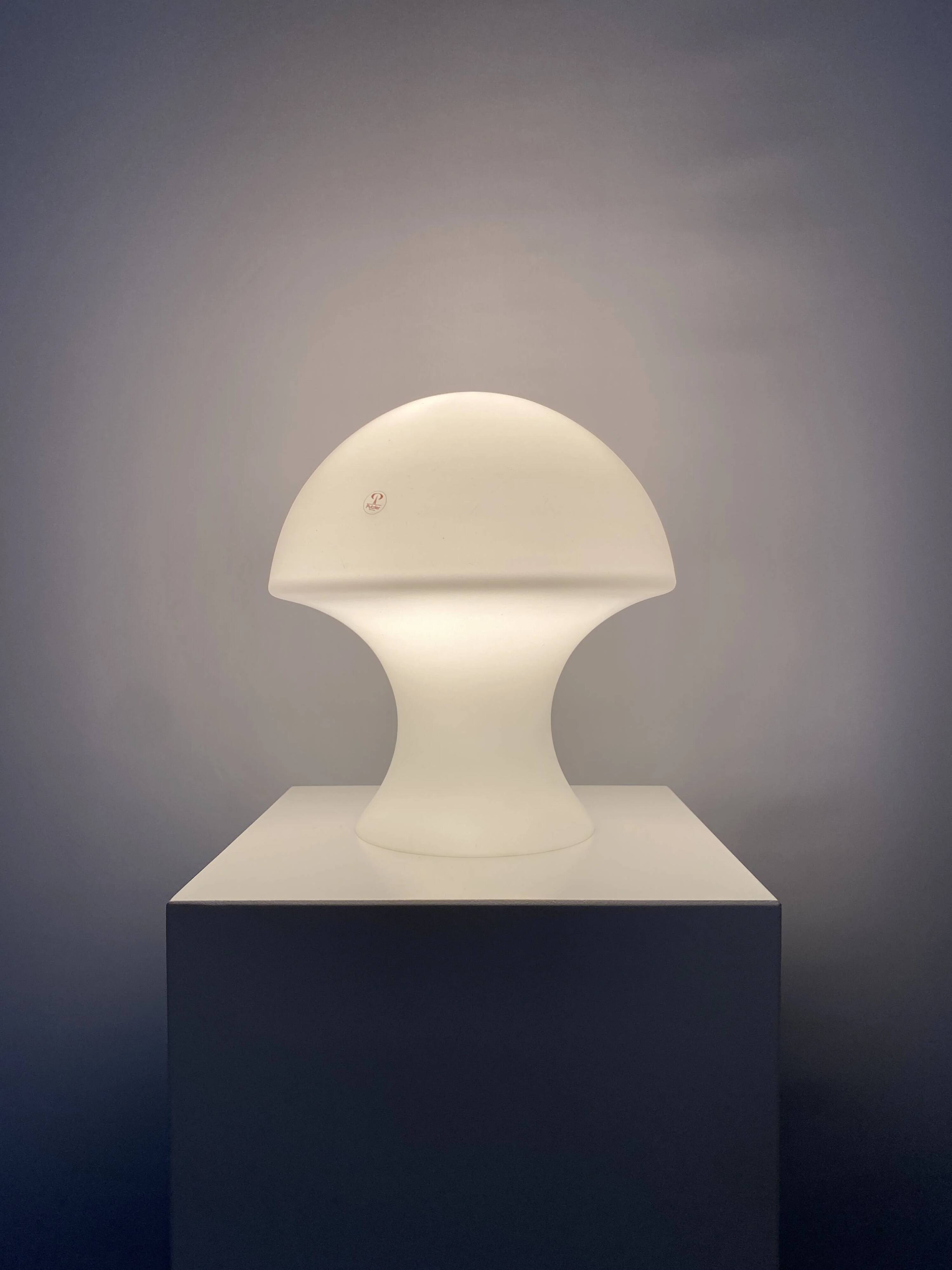 Lampe de table champignon en verre lait blanc Peill et Putzler 1970