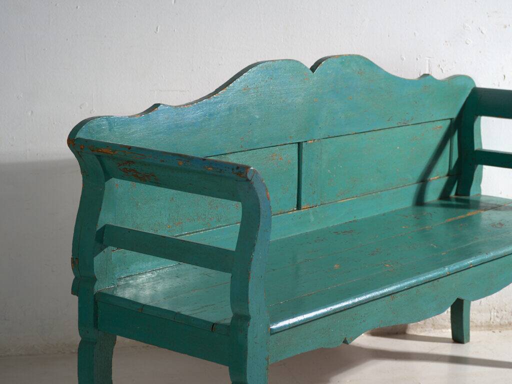Banc ancien peint vert en bois de pin – Europe centrale, vers 1910