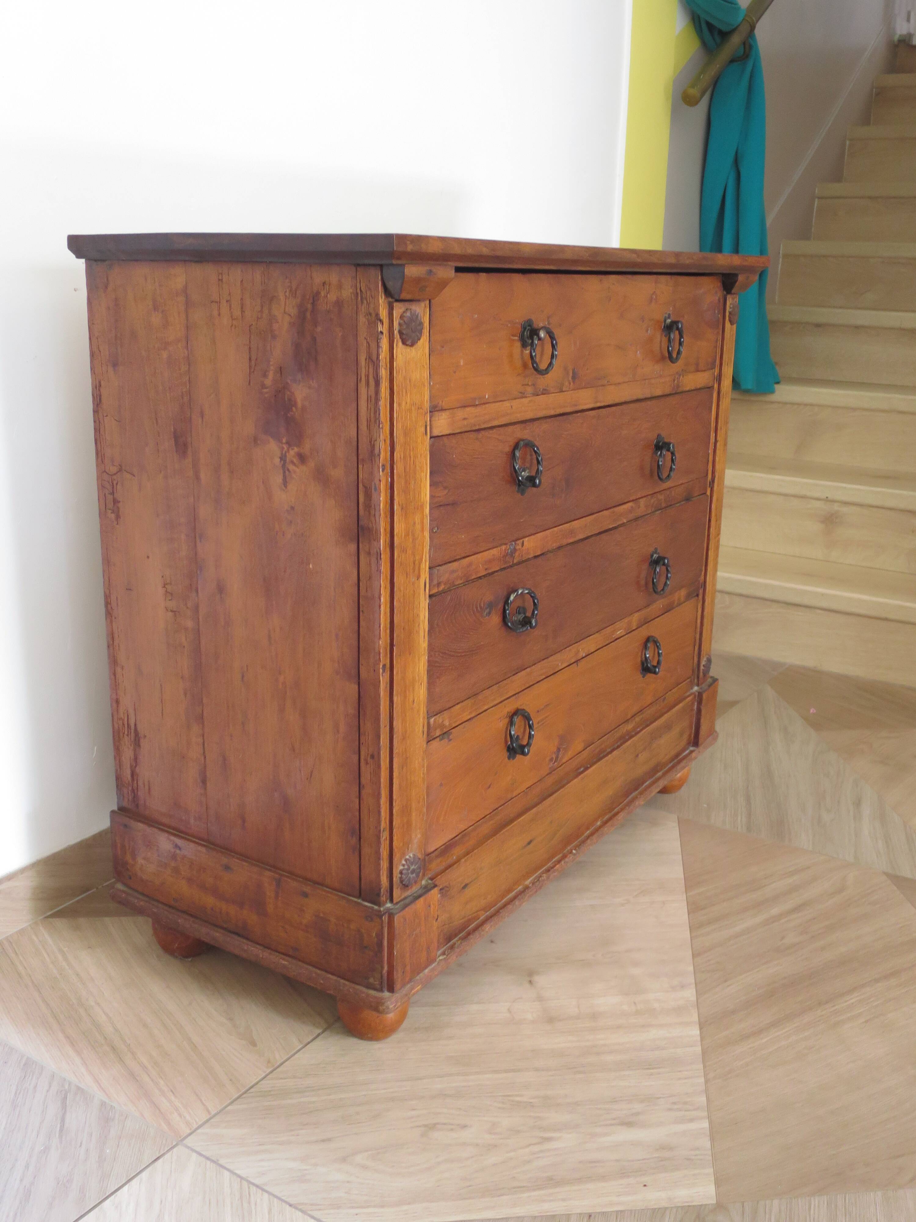 Commode 4 tiroirs en bois massif, début XXème s.